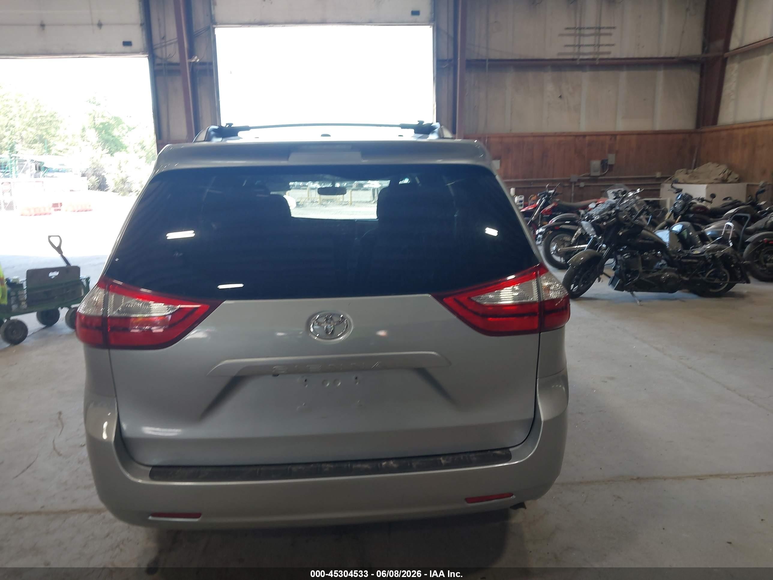 2015 Toyota Sienna Le 7 Passenger Серебряный vin: 5TDJK3DC8FS094820