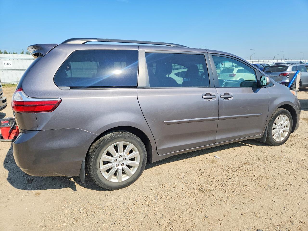 2015 Toyota Sienna Le Gray vin: 5TDJK3DC8FS112409