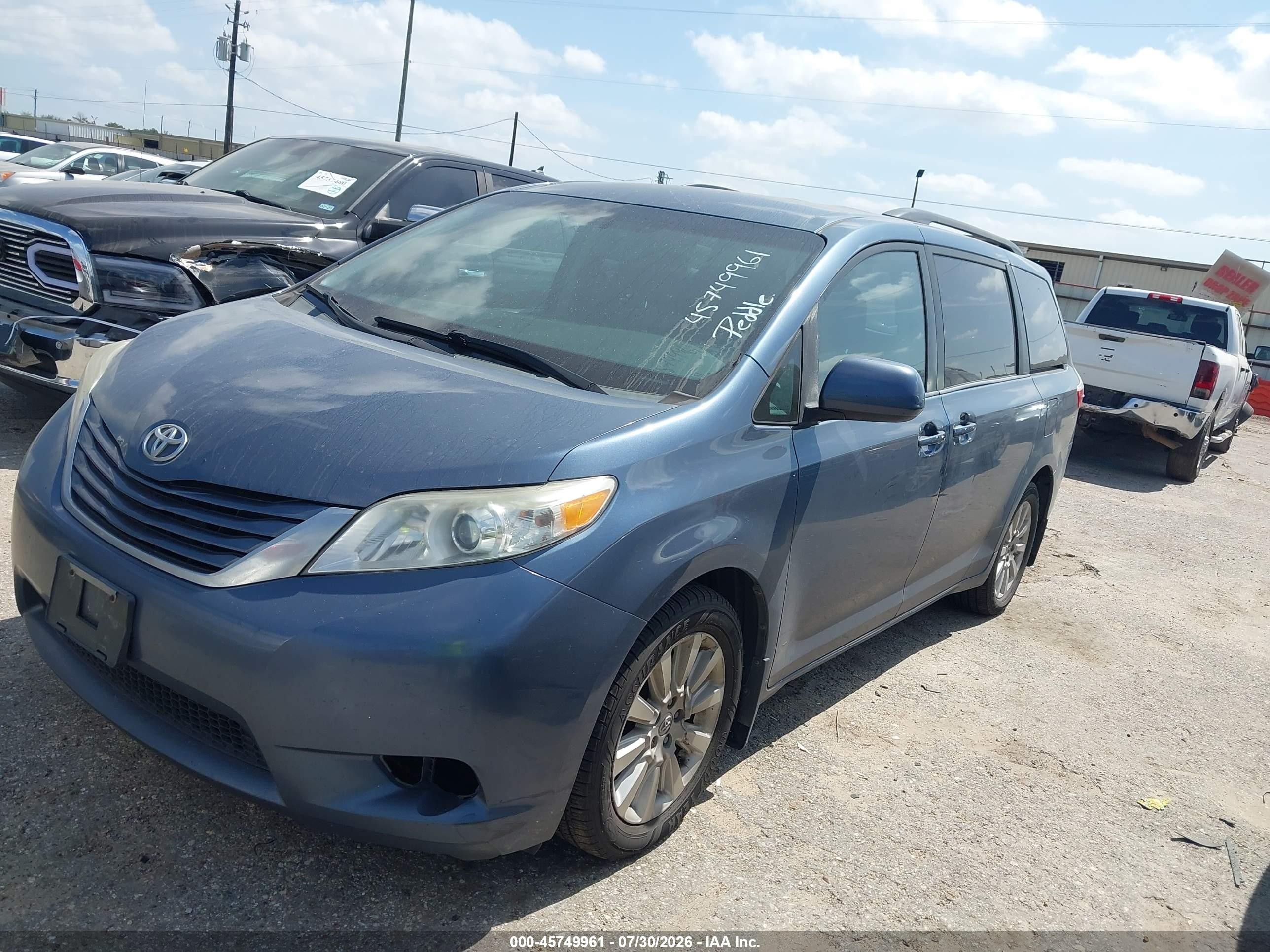 2015 Toyota Sienna Le 7 Passenger Blue vin: 5TDJK3DC8FS118355