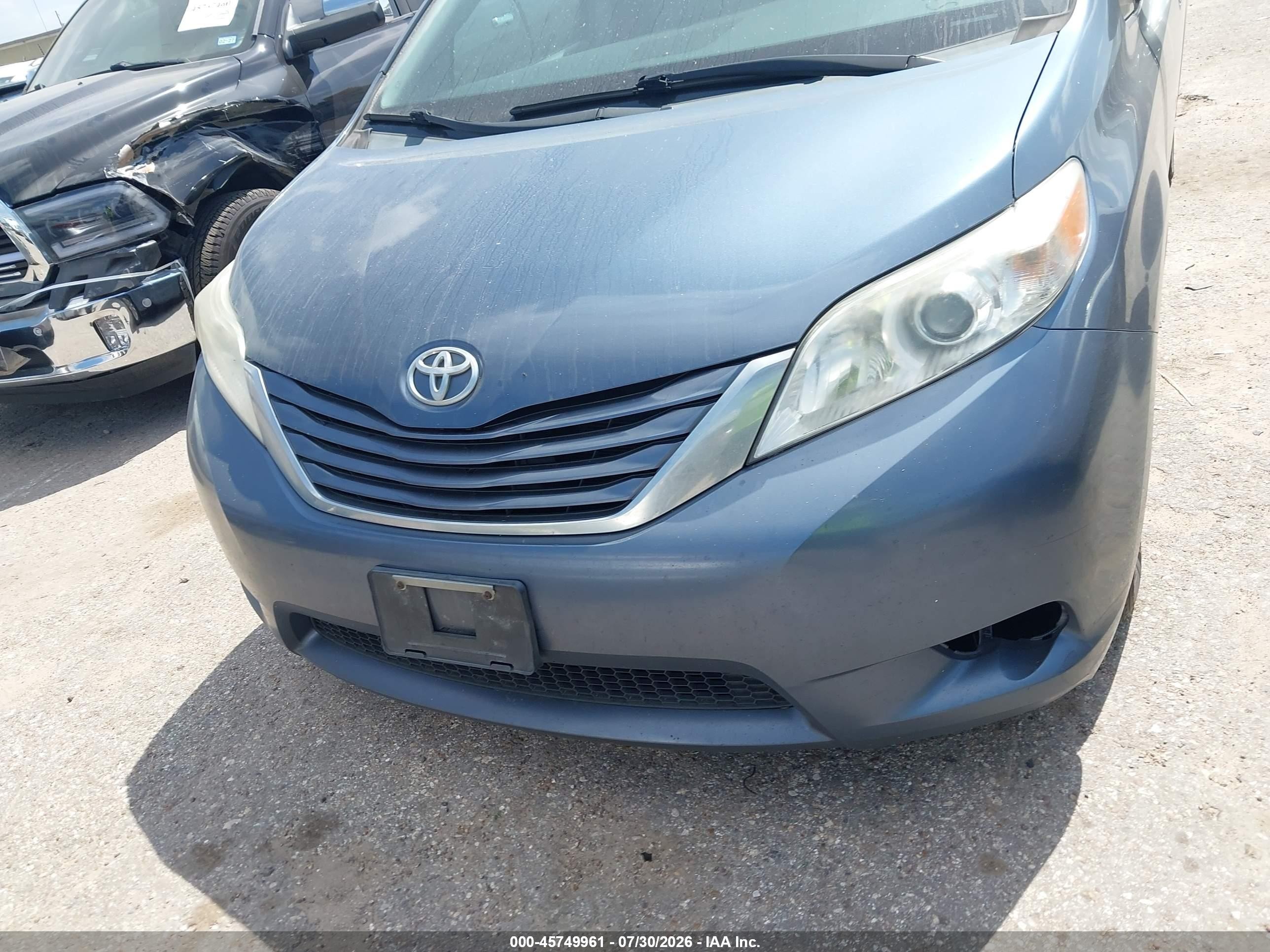2015 Toyota Sienna Le 7 Passenger Blue vin: 5TDJK3DC8FS118355
