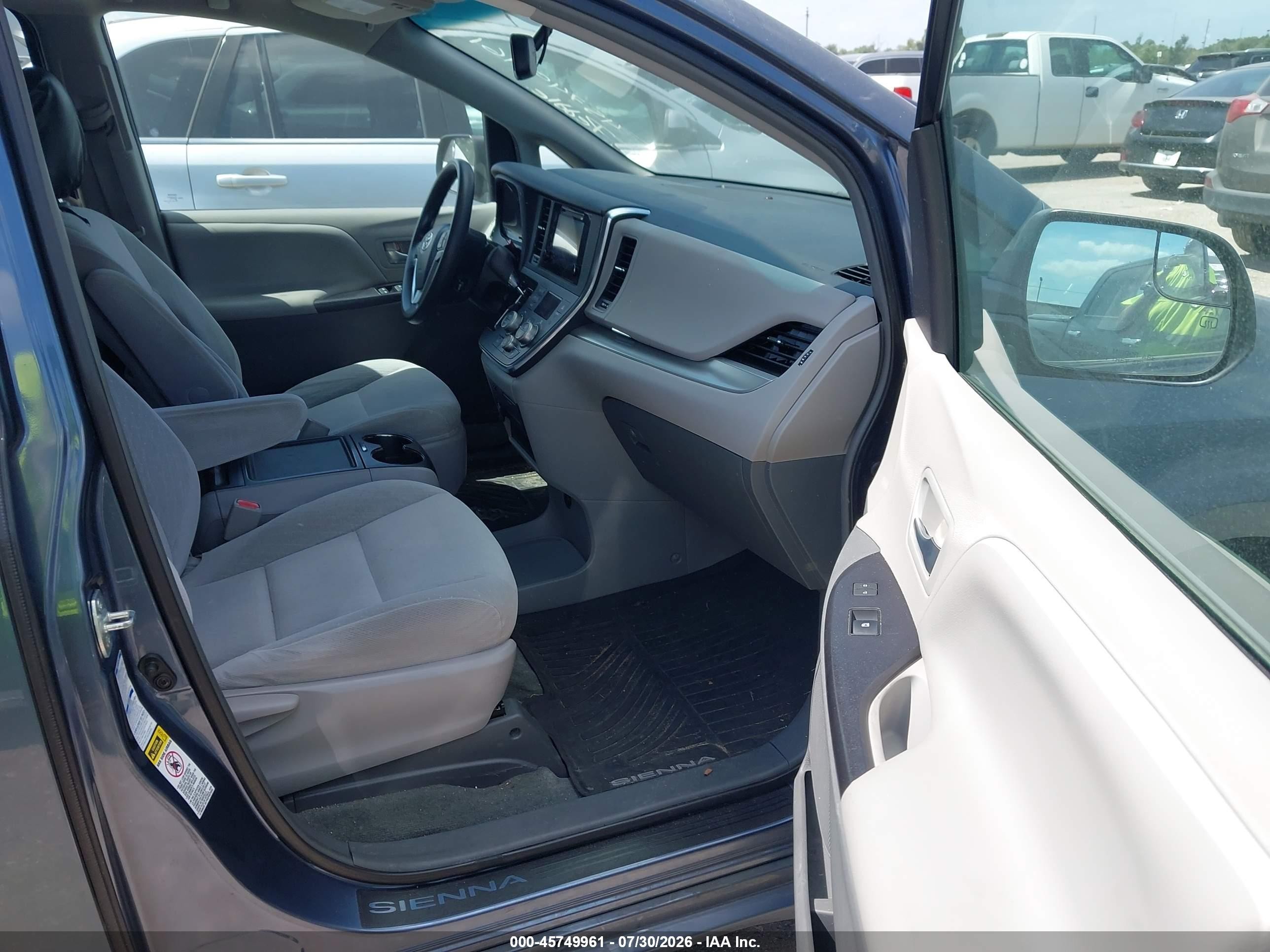2015 Toyota Sienna Le 7 Passenger Blue vin: 5TDJK3DC8FS118355