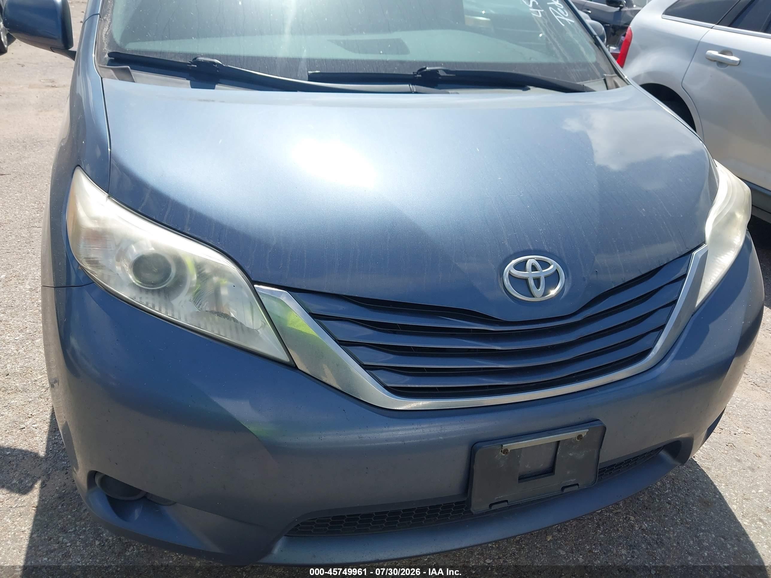 2015 Toyota Sienna Le 7 Passenger Blue vin: 5TDJK3DC8FS118355