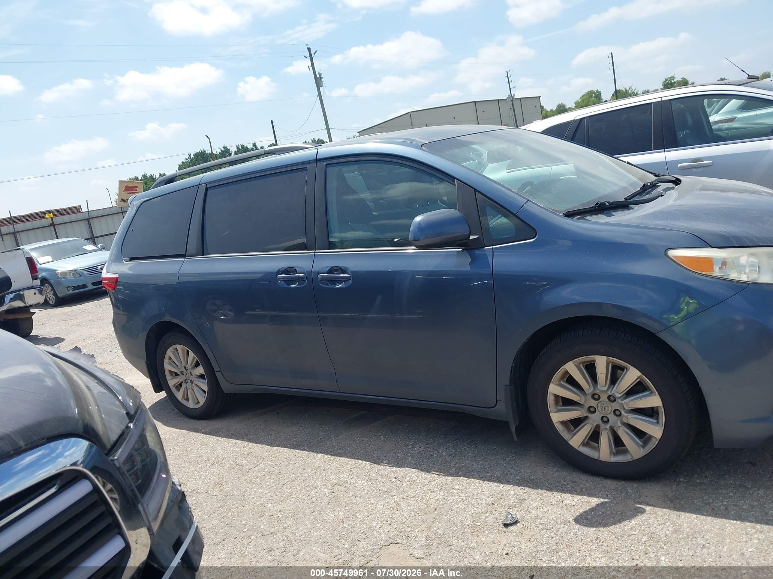 2015 Toyota Sienna Le 7 Passenger Blue vin: 5TDJK3DC8FS118355
