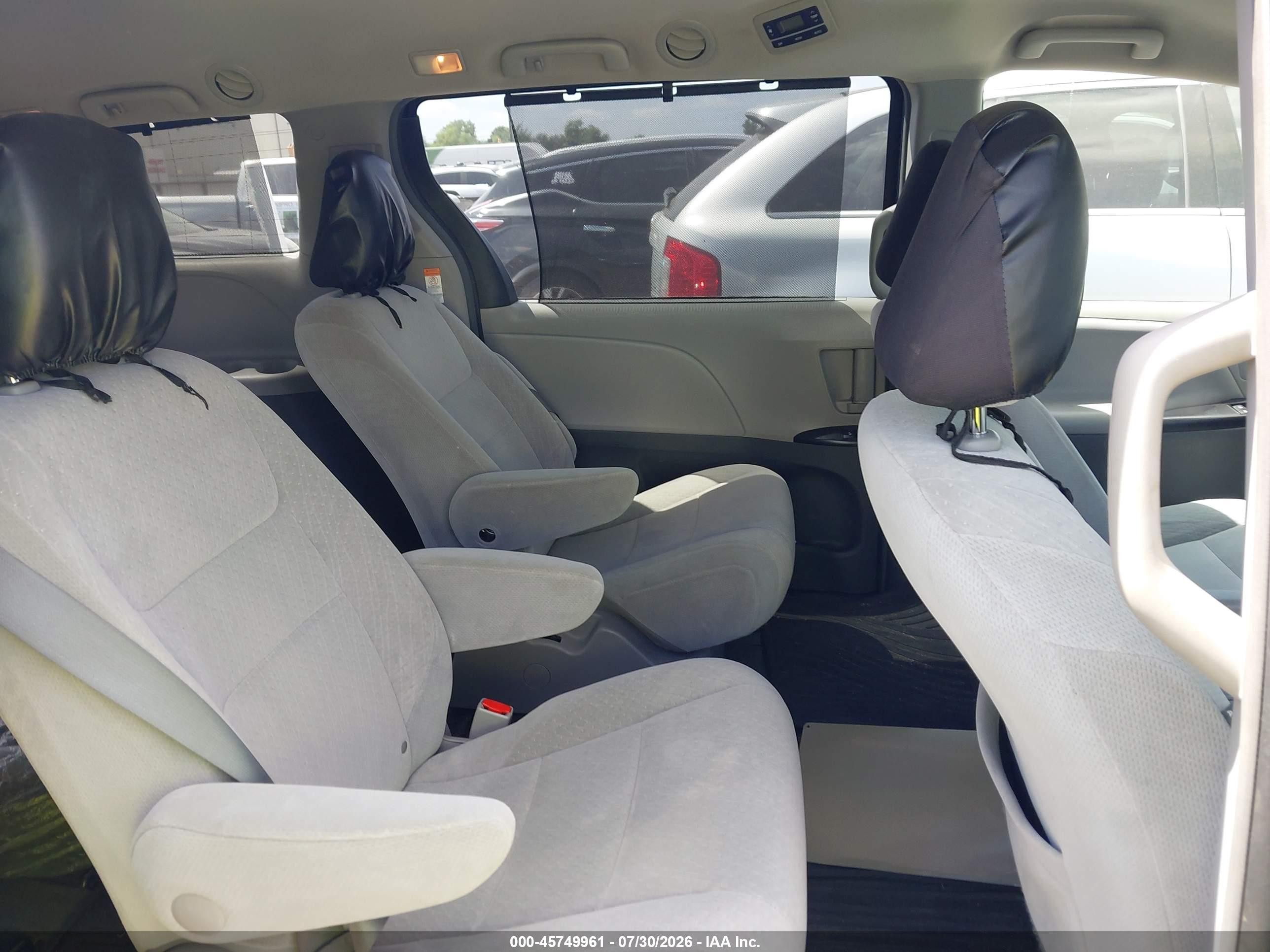 2015 Toyota Sienna Le 7 Passenger Blue vin: 5TDJK3DC8FS118355