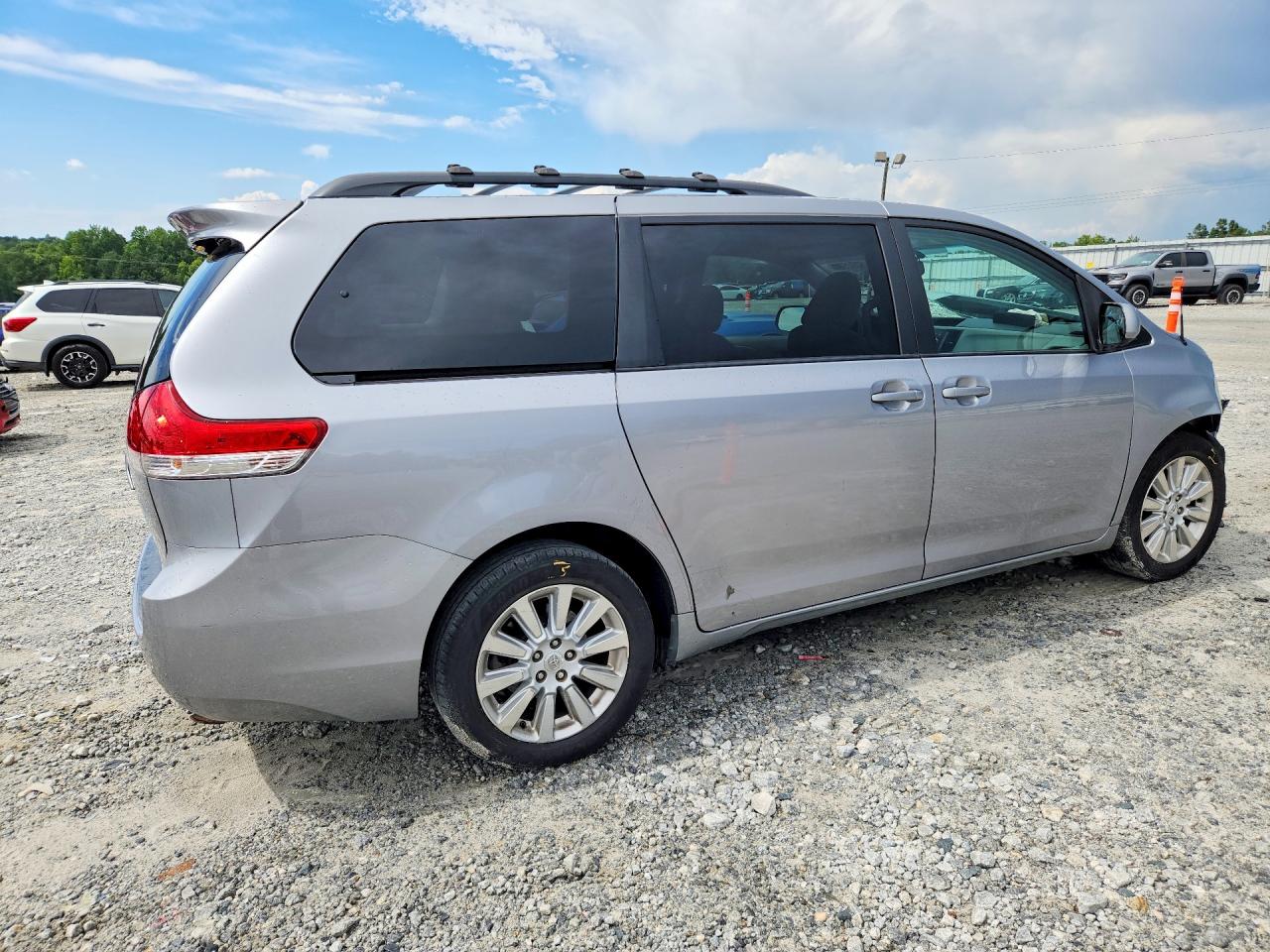 2011 Toyota Sienna Le Silver vin: 5TDJK3DC9BS003967