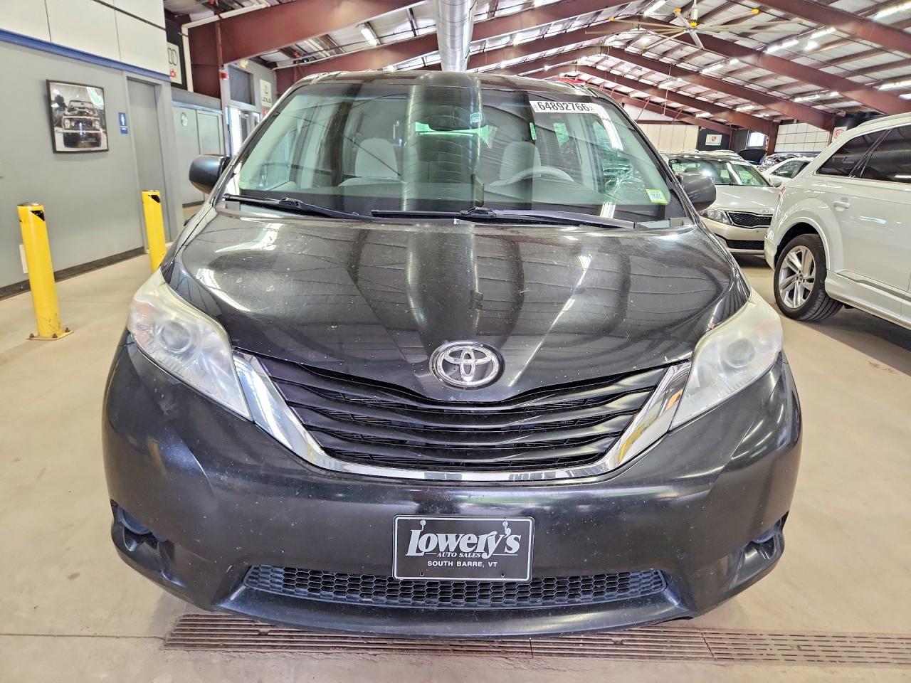 2011 Toyota Sienna Le Black vin: 5TDJK3DC9BS029548