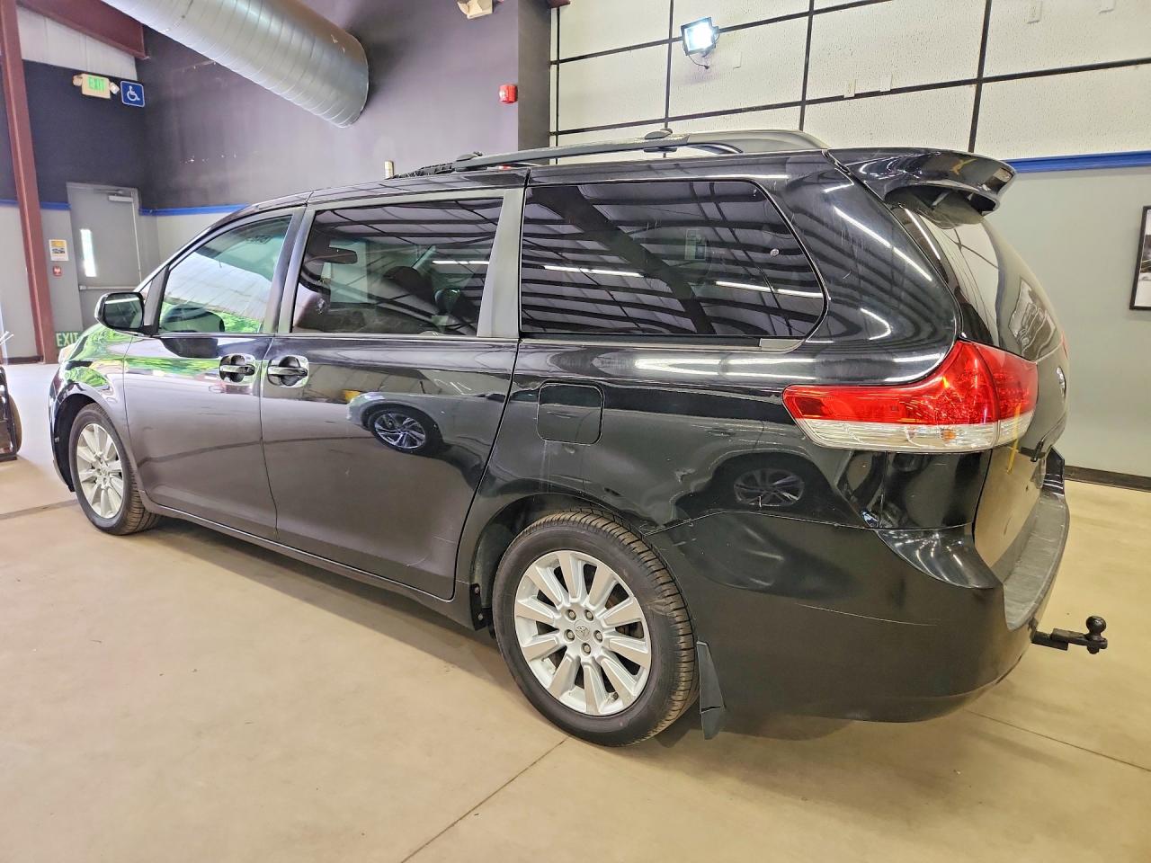 2011 Toyota Sienna Le Black vin: 5TDJK3DC9BS029548