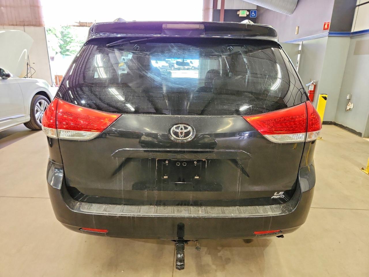 2011 Toyota Sienna Le Black vin: 5TDJK3DC9BS029548
