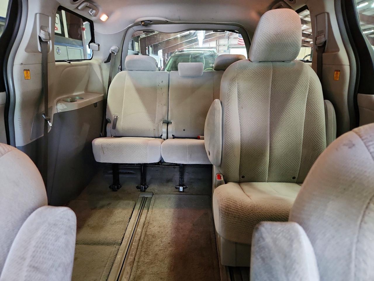 2011 Toyota Sienna Le Black vin: 5TDJK3DC9BS029548