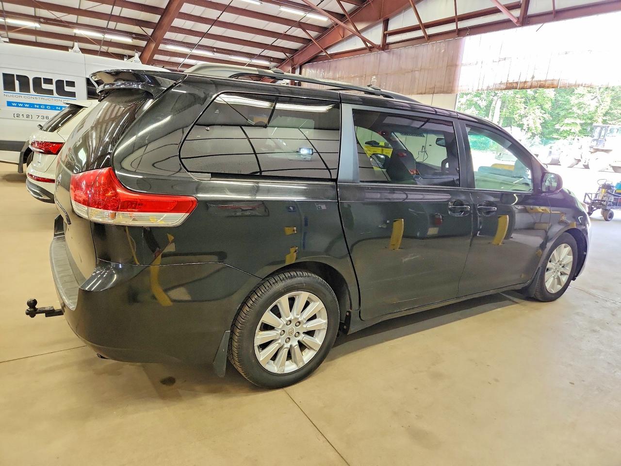 2011 Toyota Sienna Le Black vin: 5TDJK3DC9BS029548