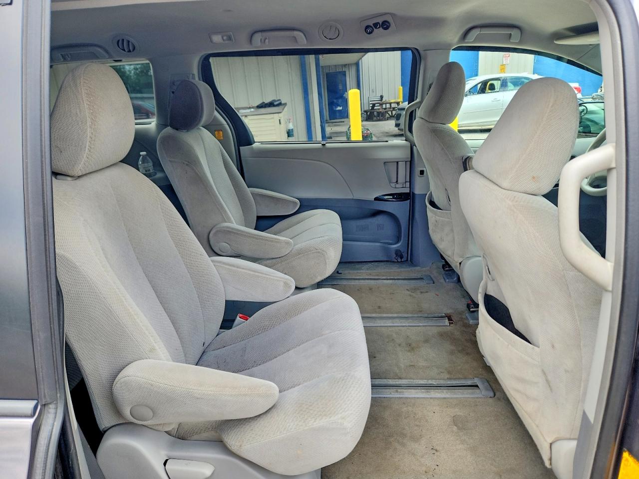 2012 Toyota Sienna Le Серый vin: 5TDJK3DC9CS047355