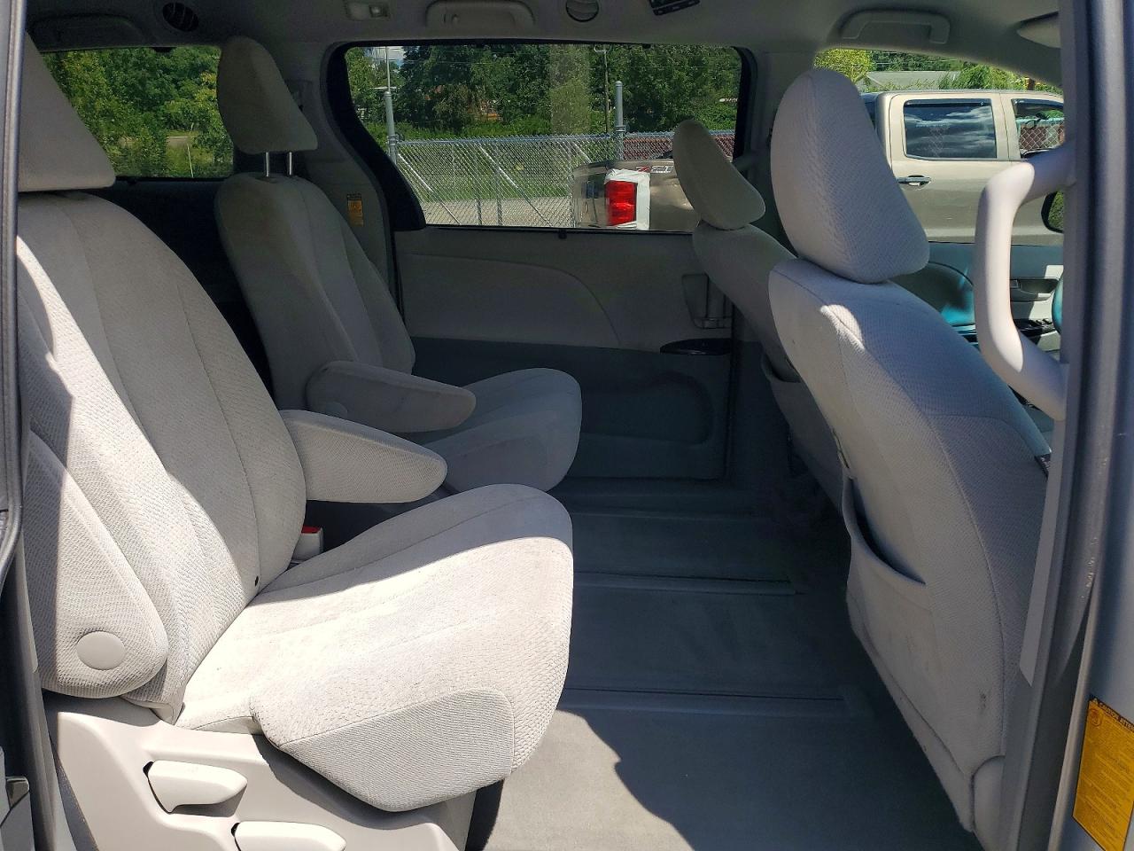 2014 Toyota Sienna Le Silver vin: 5TDJK3DC9ES088359