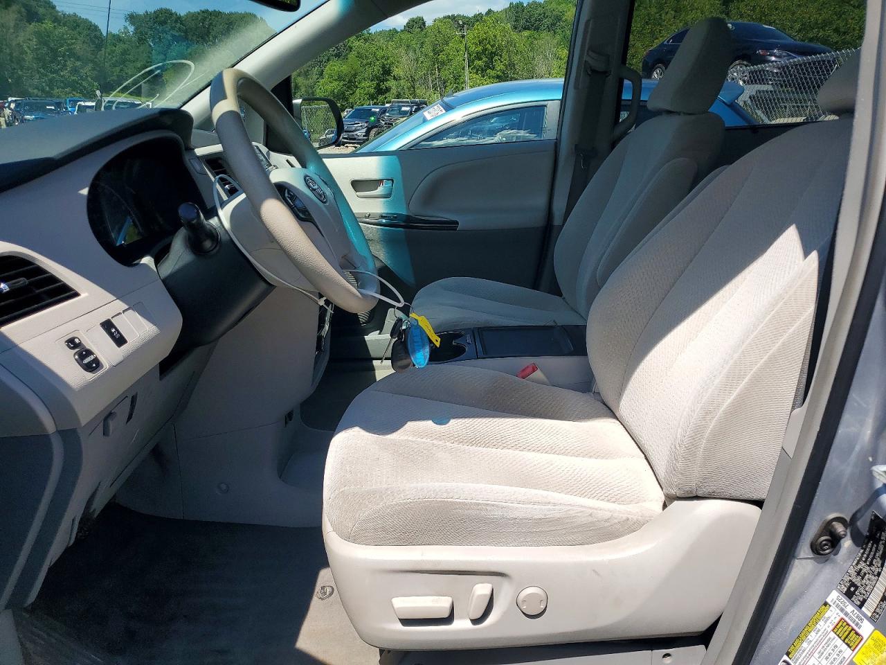 2014 Toyota Sienna Le Silver vin: 5TDJK3DC9ES088359