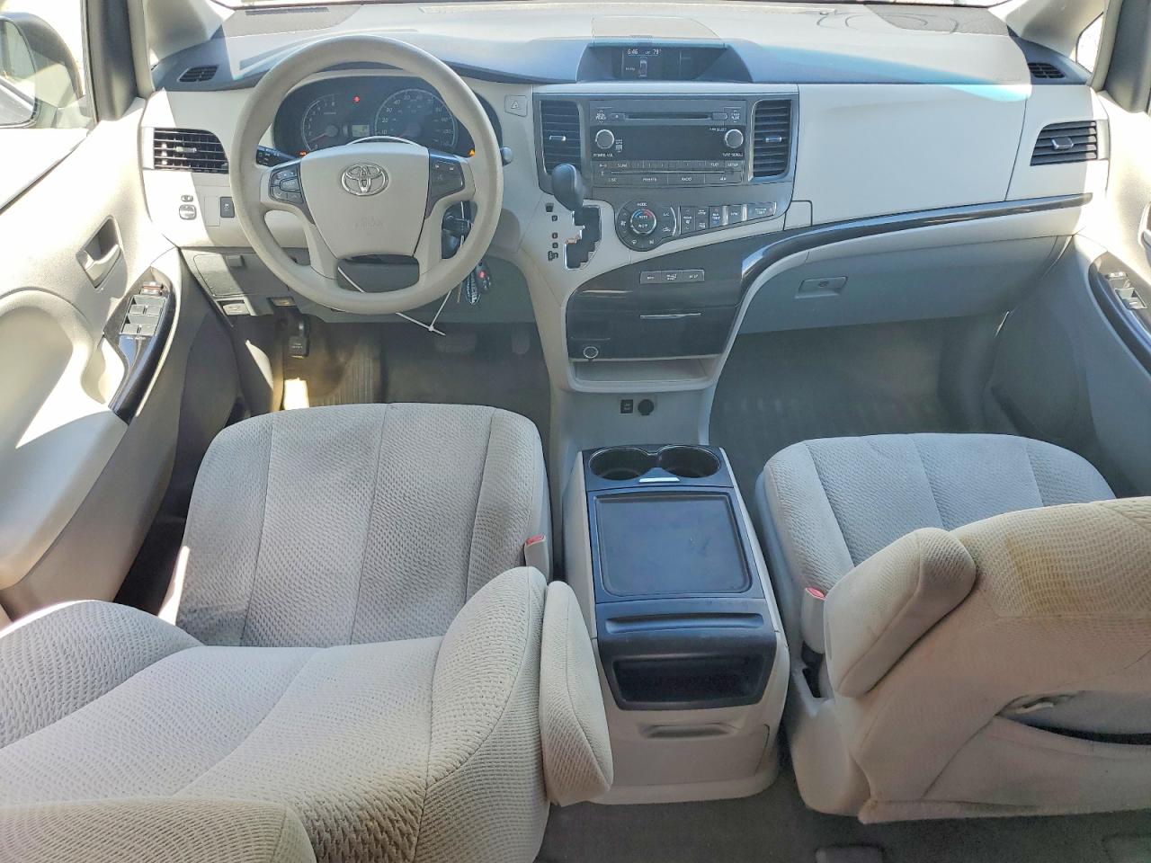 2014 Toyota Sienna Le Silver vin: 5TDJK3DC9ES088359