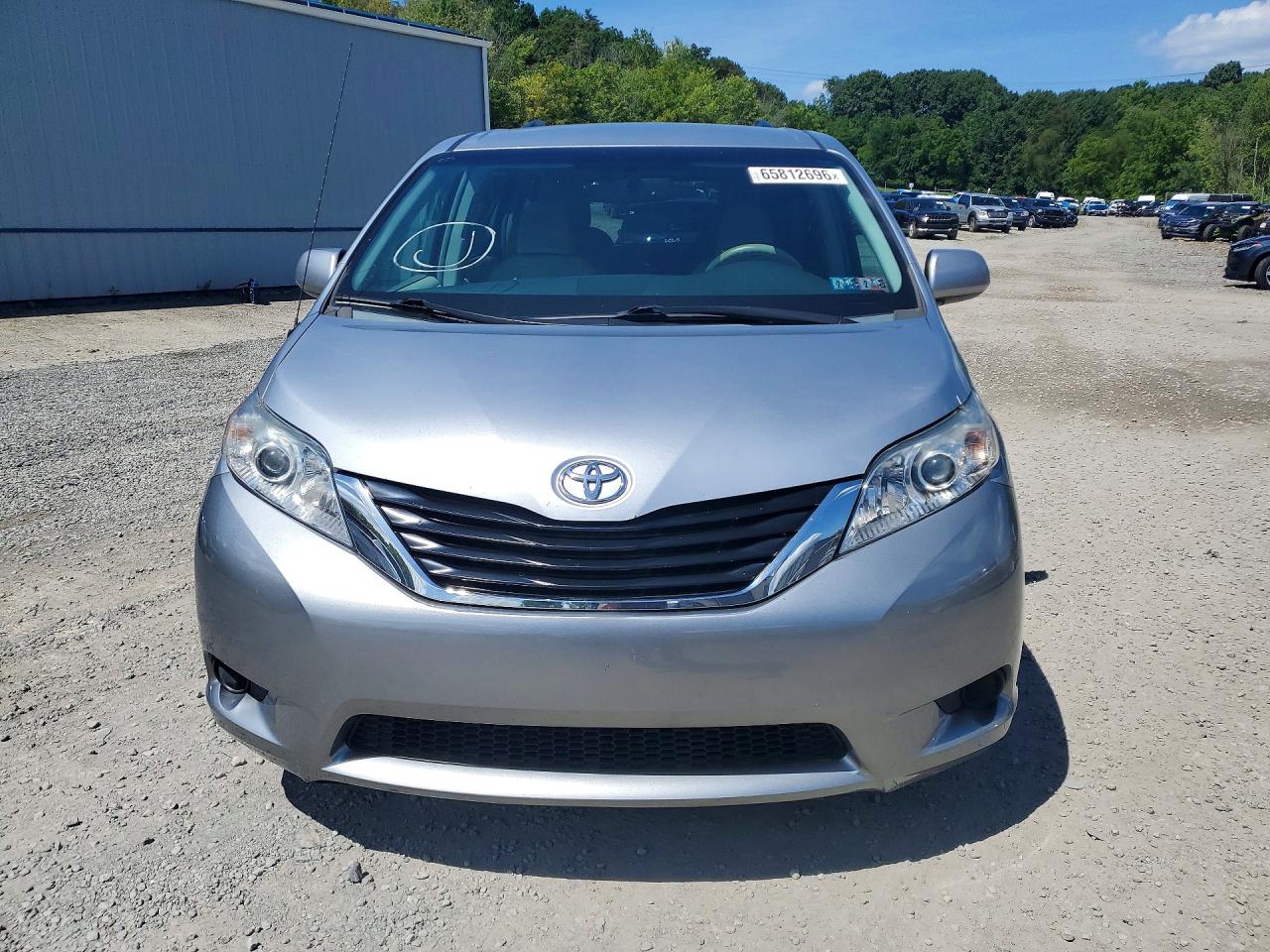 2014 Toyota Sienna Le Silver vin: 5TDJK3DC9ES088359