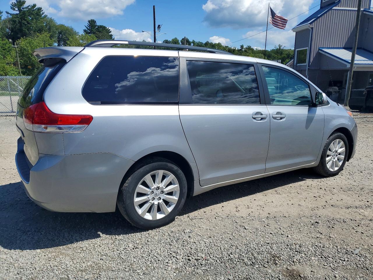 2014 Toyota Sienna Le Silver vin: 5TDJK3DC9ES088359