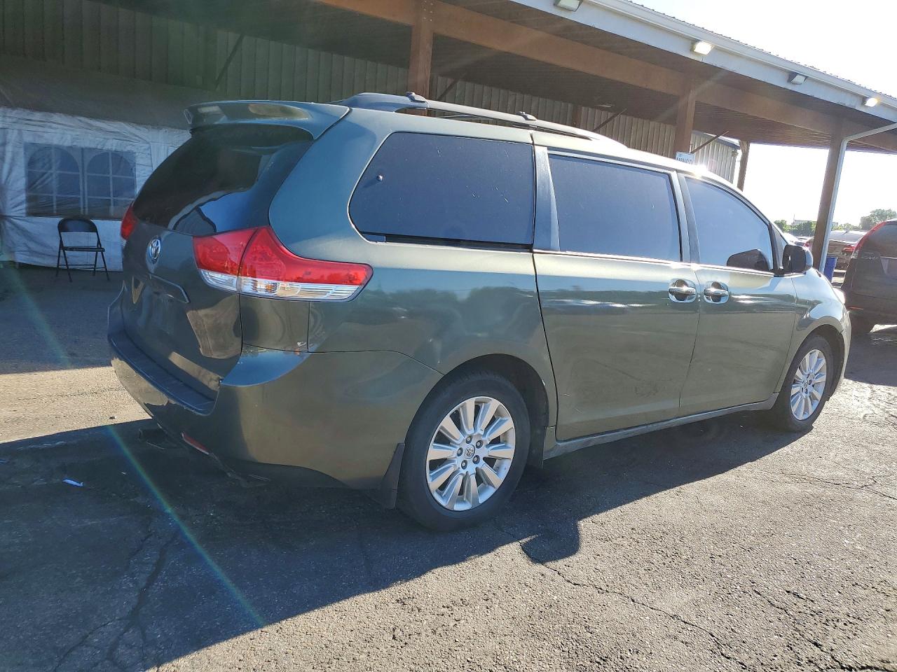 2014 Toyota Sienna Le Green vin: 5TDJK3DC9ES089219