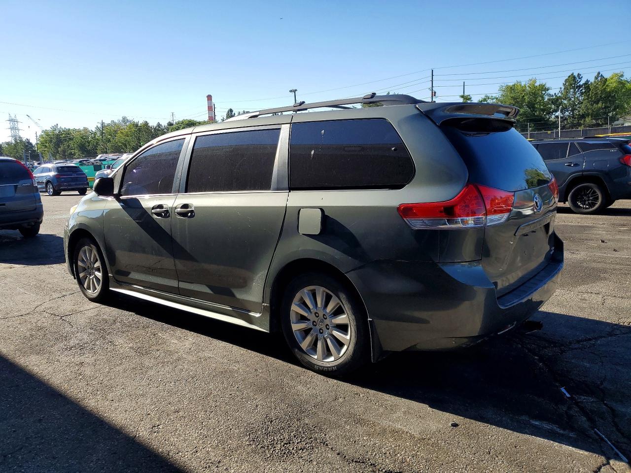2014 Toyota Sienna Le Green vin: 5TDJK3DC9ES089219