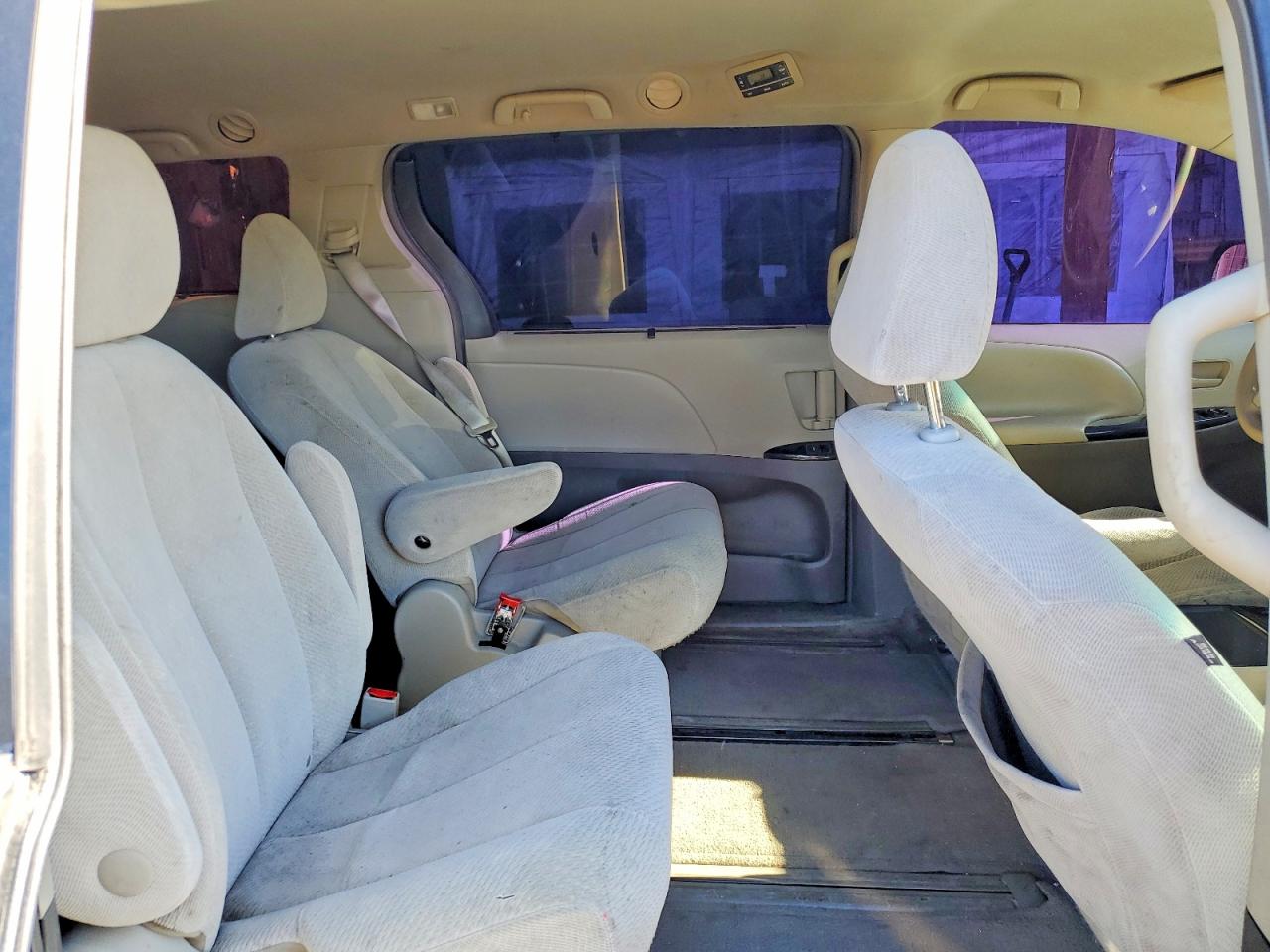 2014 Toyota Sienna Le Green vin: 5TDJK3DC9ES089219