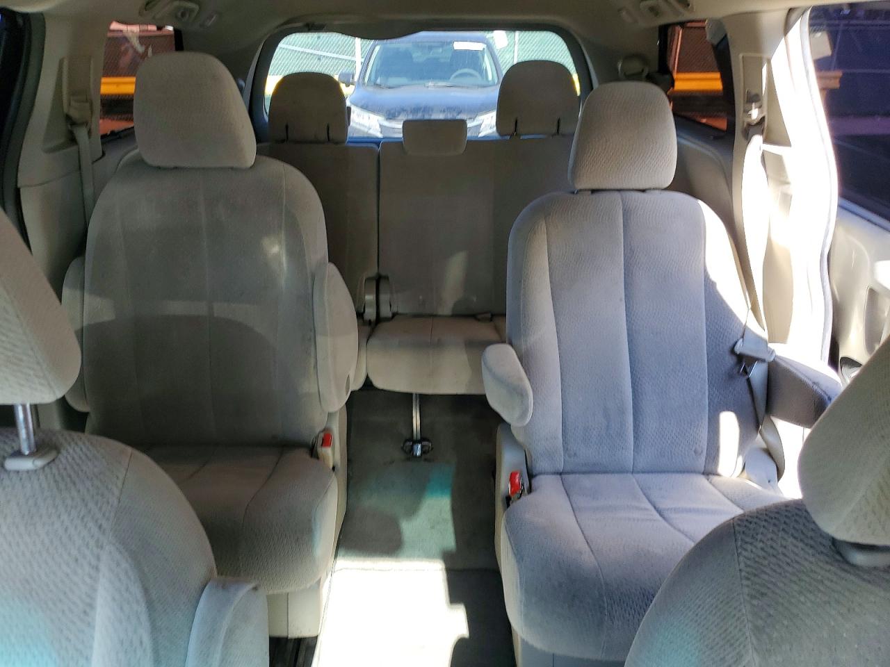 2014 Toyota Sienna Le Green vin: 5TDJK3DC9ES089219