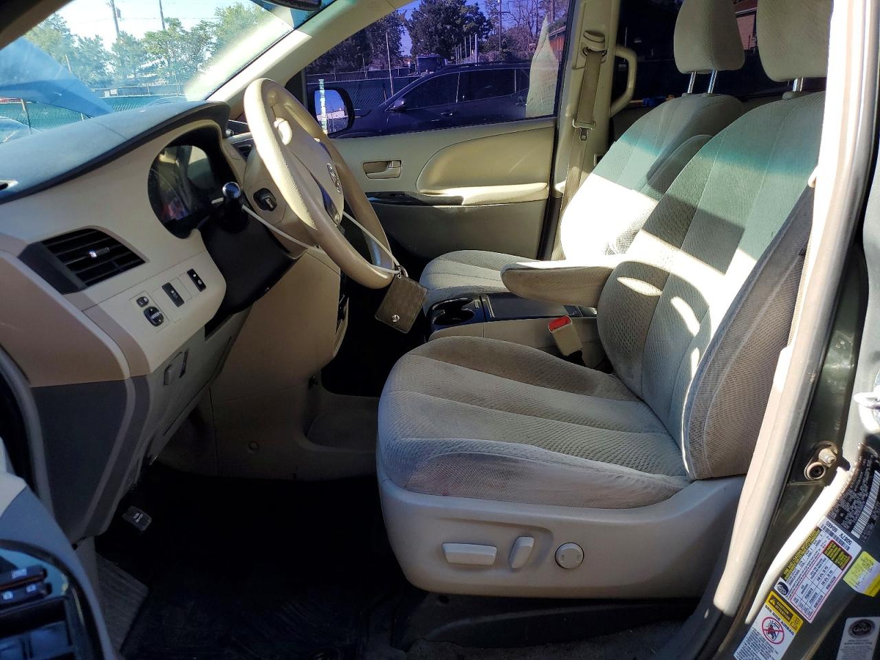 2014 Toyota Sienna Le Green vin: 5TDJK3DC9ES089219