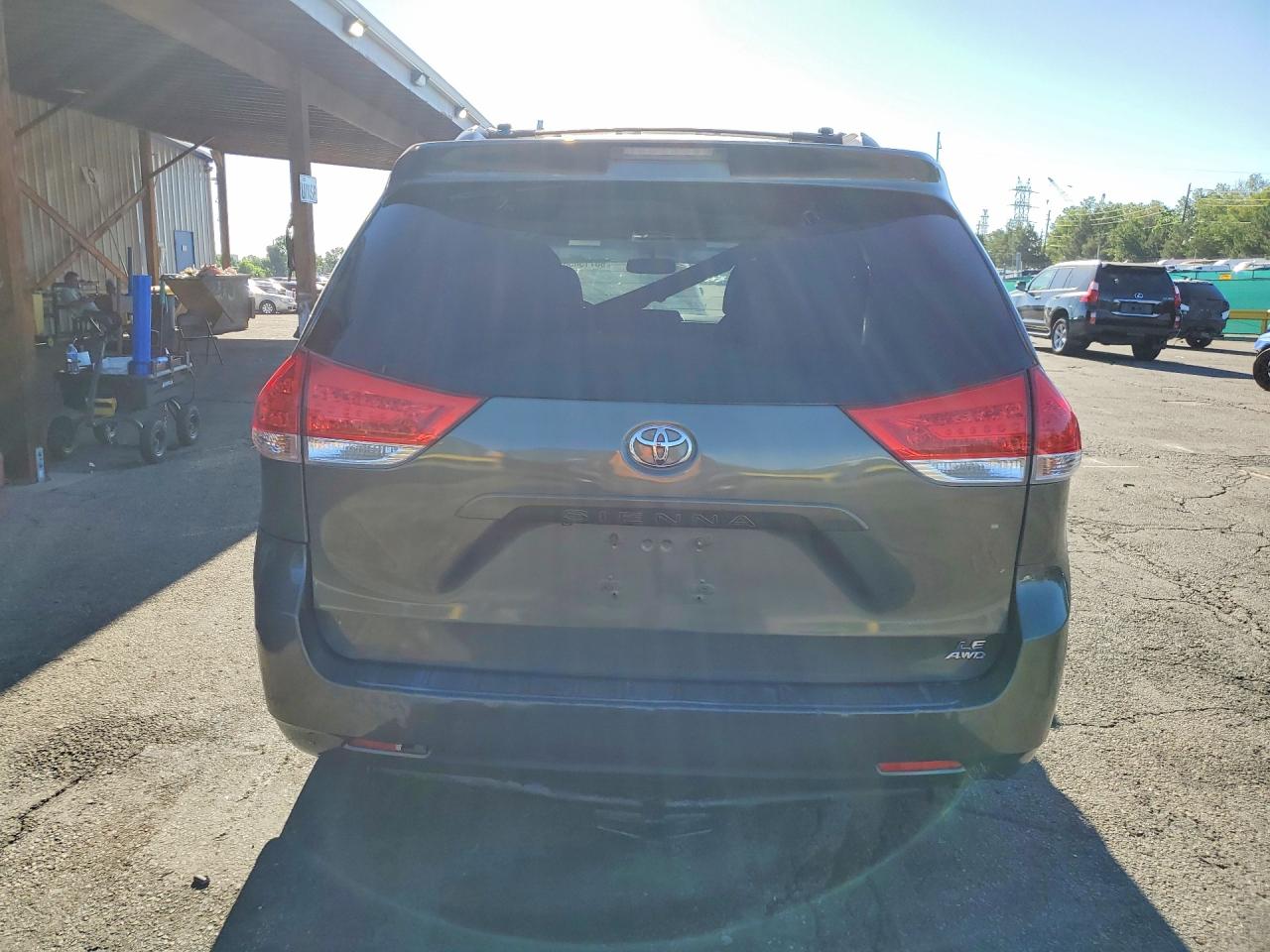 2014 Toyota Sienna Le Green vin: 5TDJK3DC9ES089219