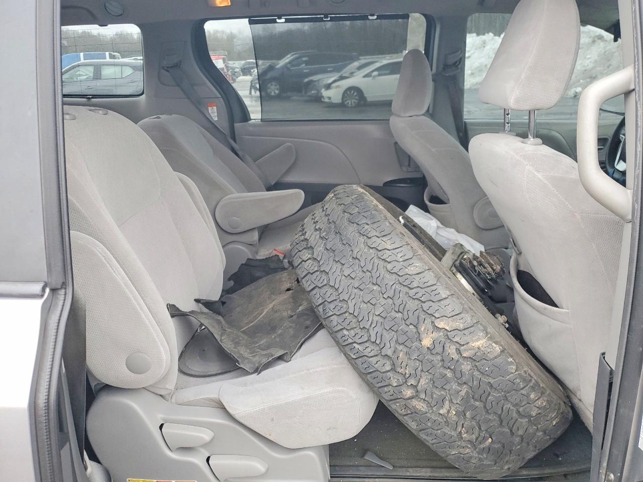 2015 Toyota Sienna Le Серый vin: 5TDJK3DC9FS094888