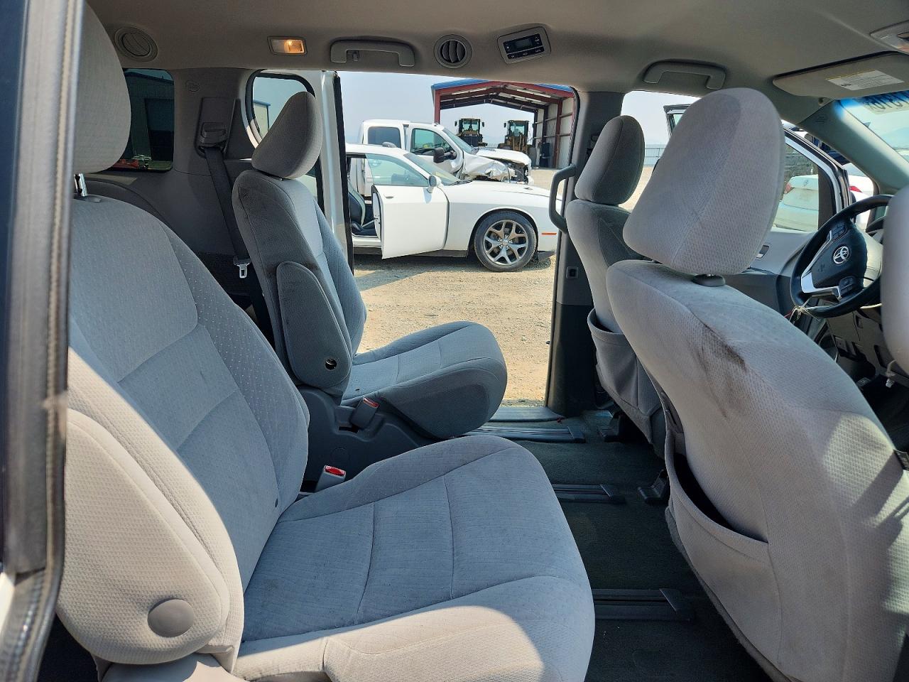 2015 Toyota Sienna Le White vin: 5TDJK3DC9FS117375