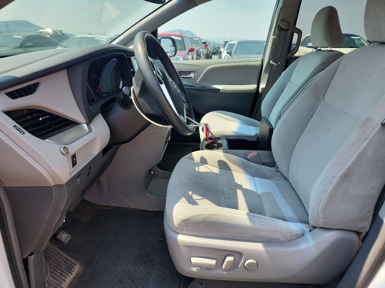 2015 Toyota Sienna Le White vin: 5TDJK3DC9FS117375