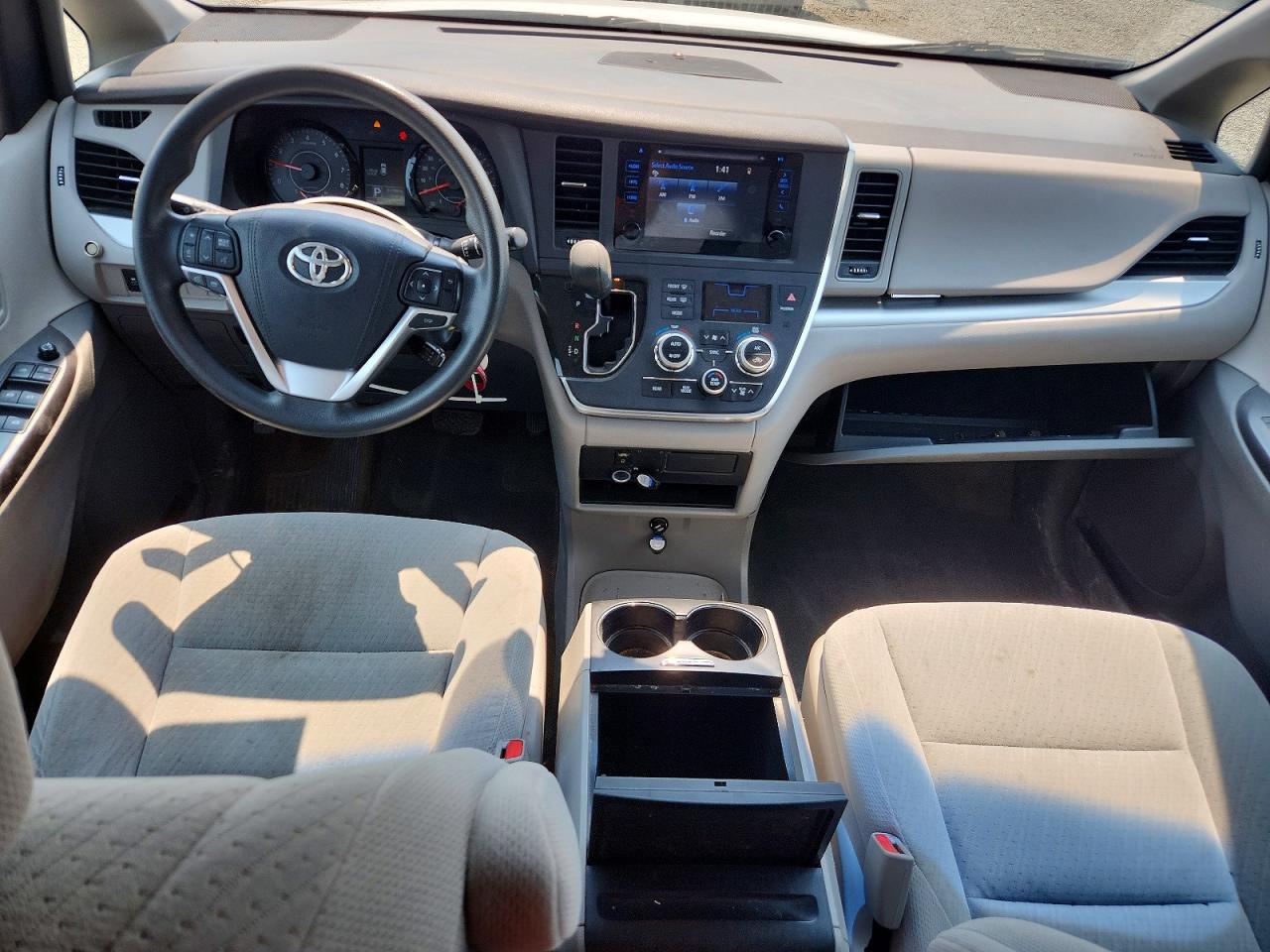2015 Toyota Sienna Le White vin: 5TDJK3DC9FS117375