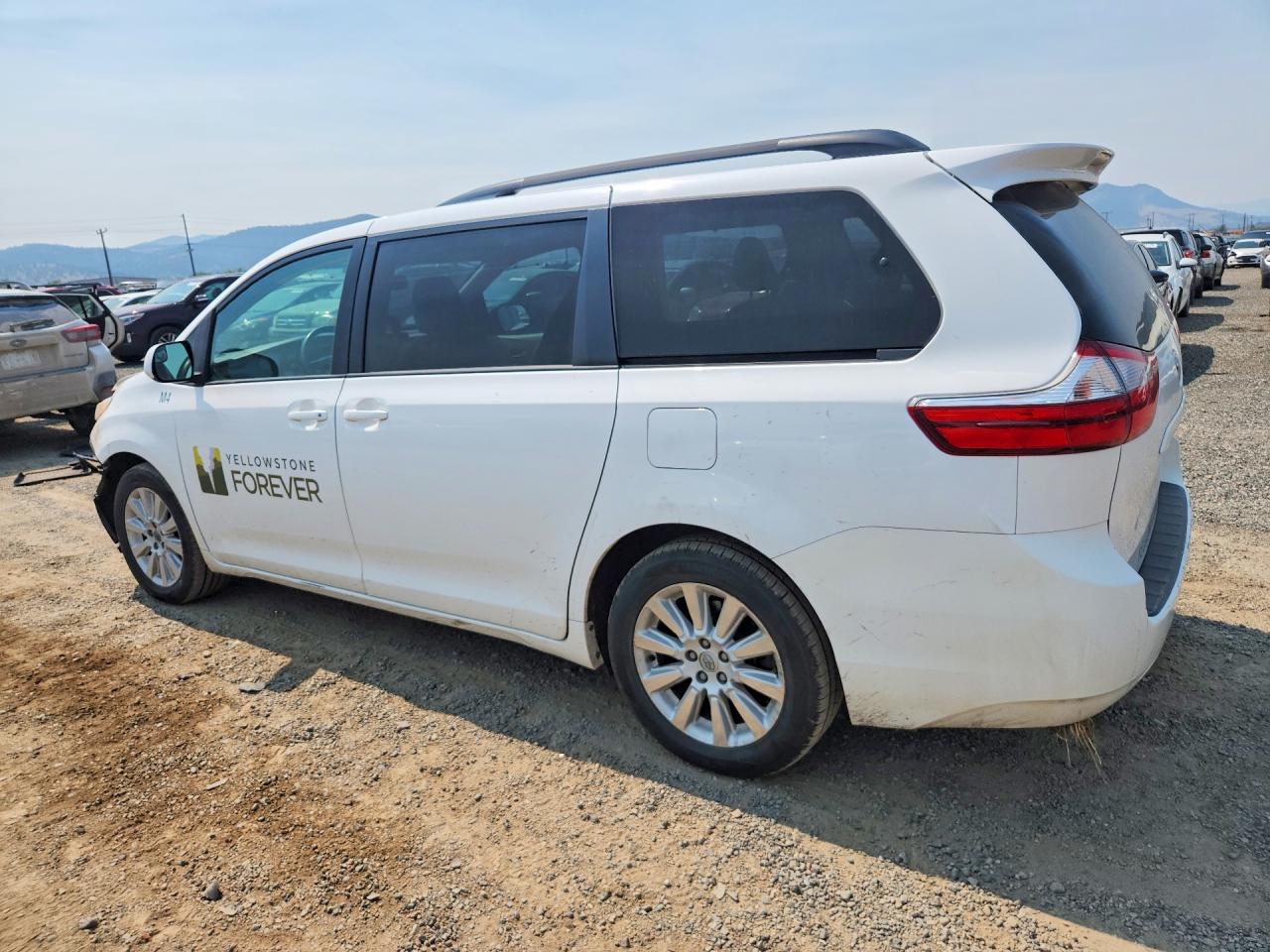 2015 Toyota Sienna Le White vin: 5TDJK3DC9FS117375