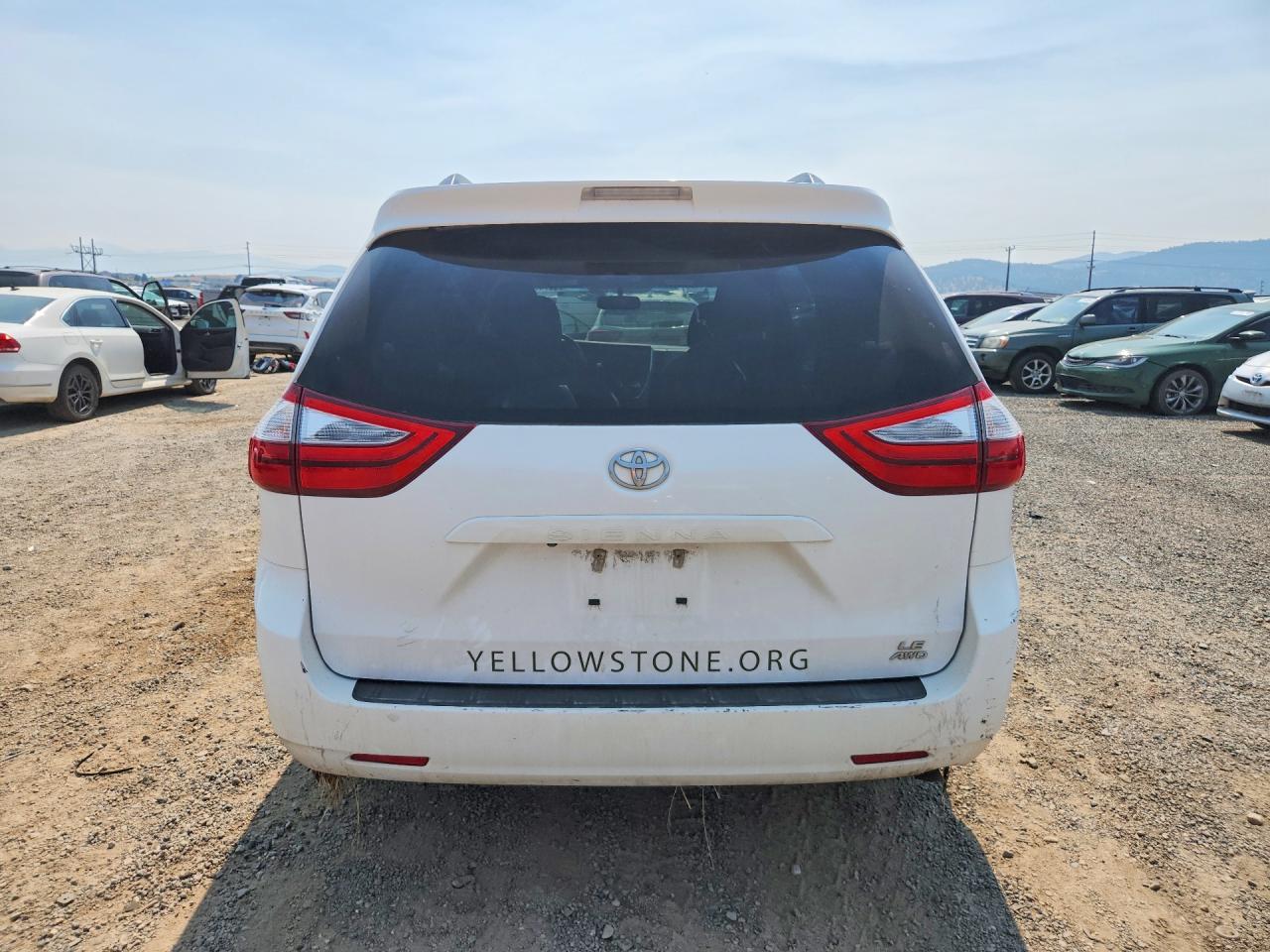 2015 Toyota Sienna Le White vin: 5TDJK3DC9FS117375