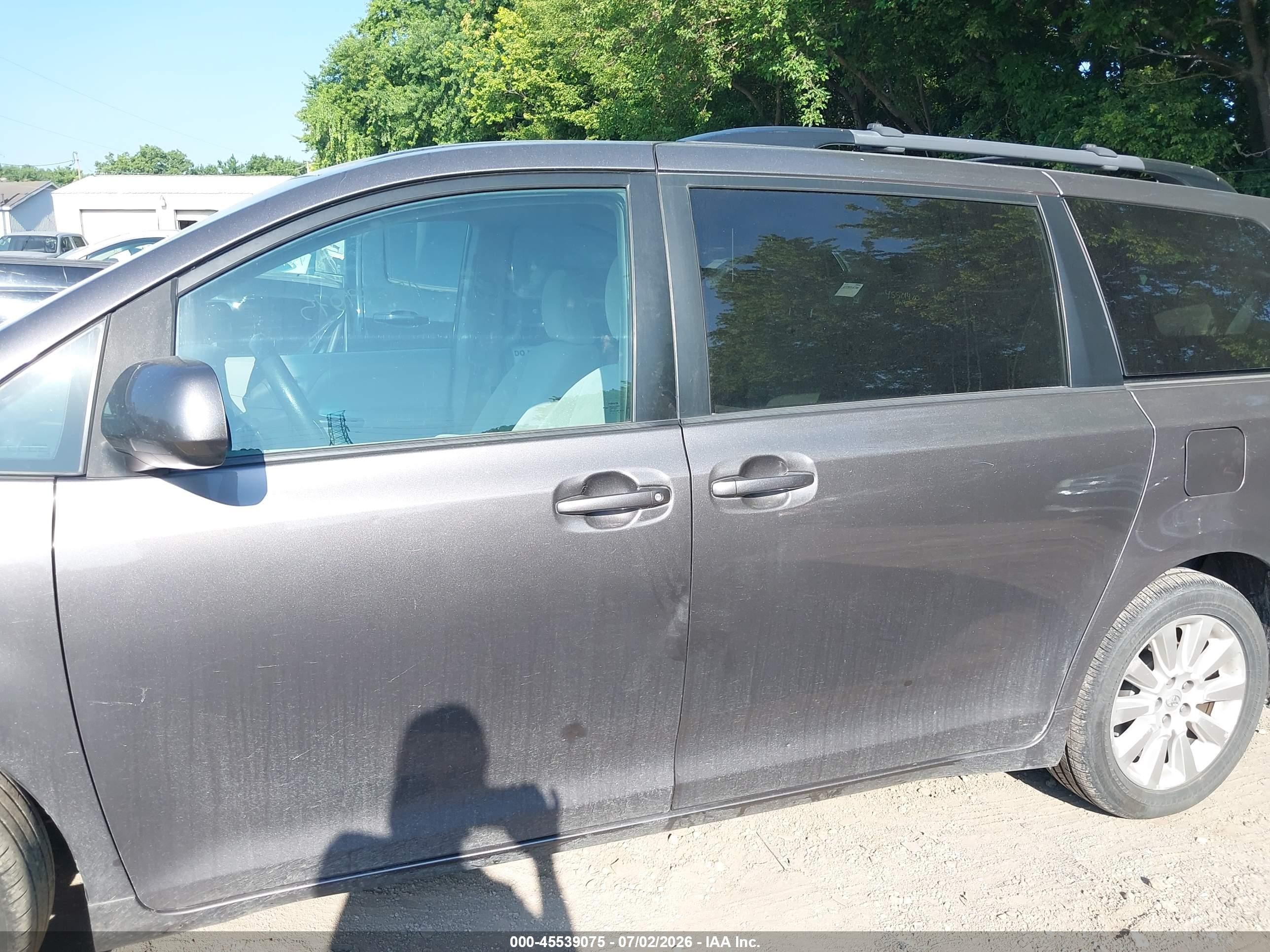 2015 Toyota Sienna Le 7 Passenger Gray vin: 5TDJK3DC9FS126206