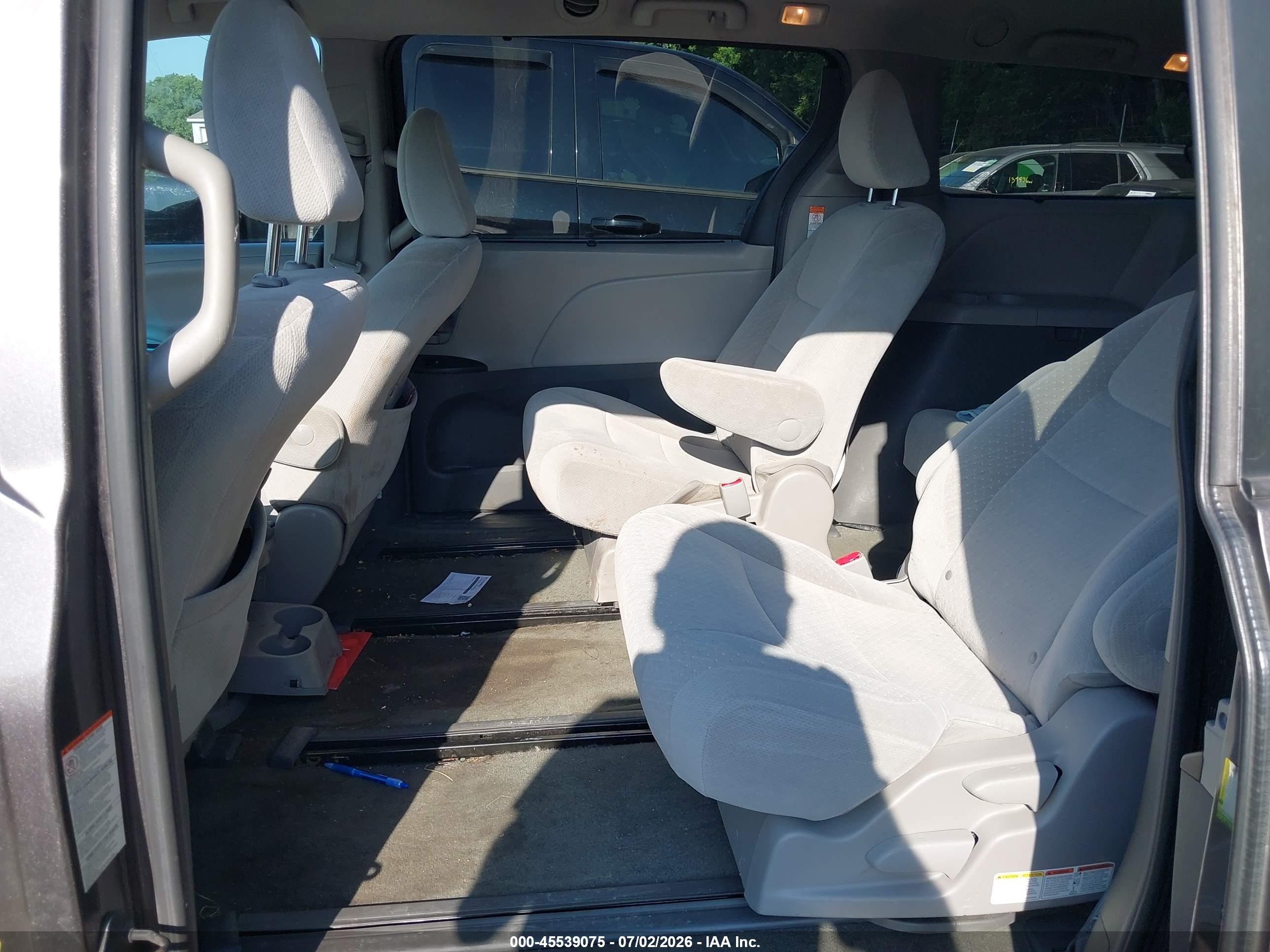 2015 Toyota Sienna Le 7 Passenger Gray vin: 5TDJK3DC9FS126206