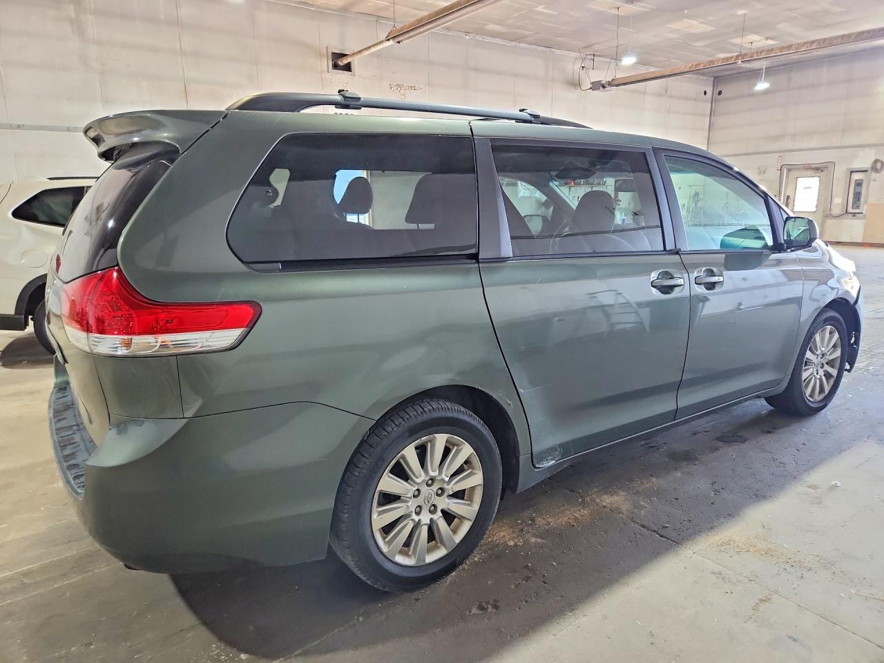 2011 Toyota Sienna Le Gray vin: 5TDJK3DCXBS007199