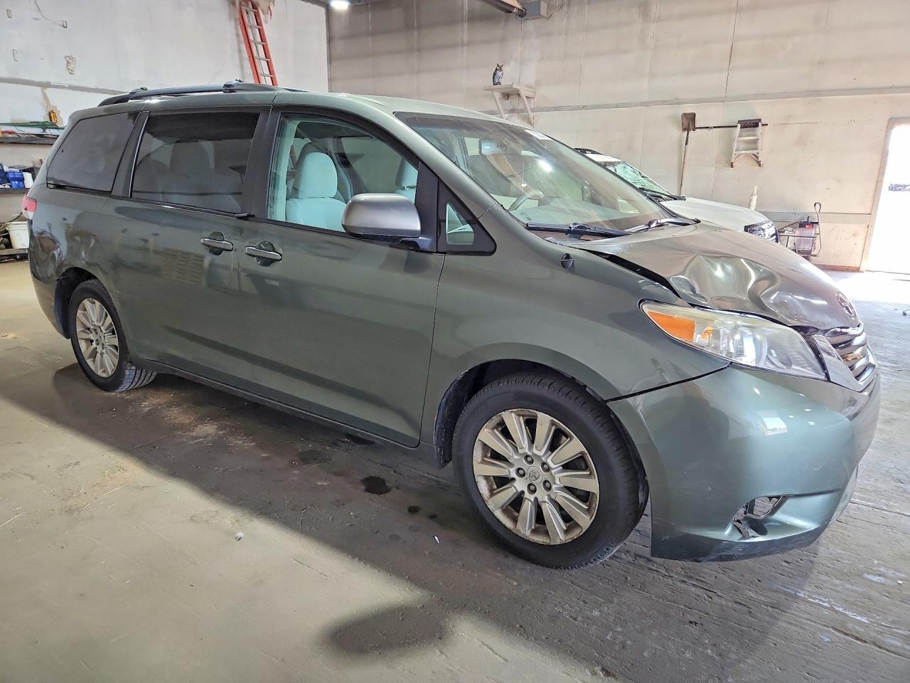 2011 Toyota Sienna Le Gray vin: 5TDJK3DCXBS007199