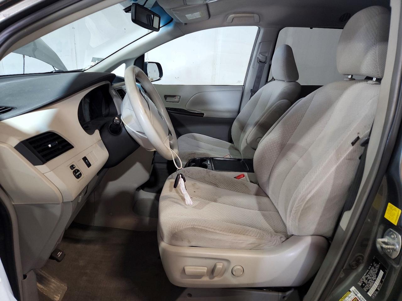 2011 Toyota Sienna Le Gray vin: 5TDJK3DCXBS007199