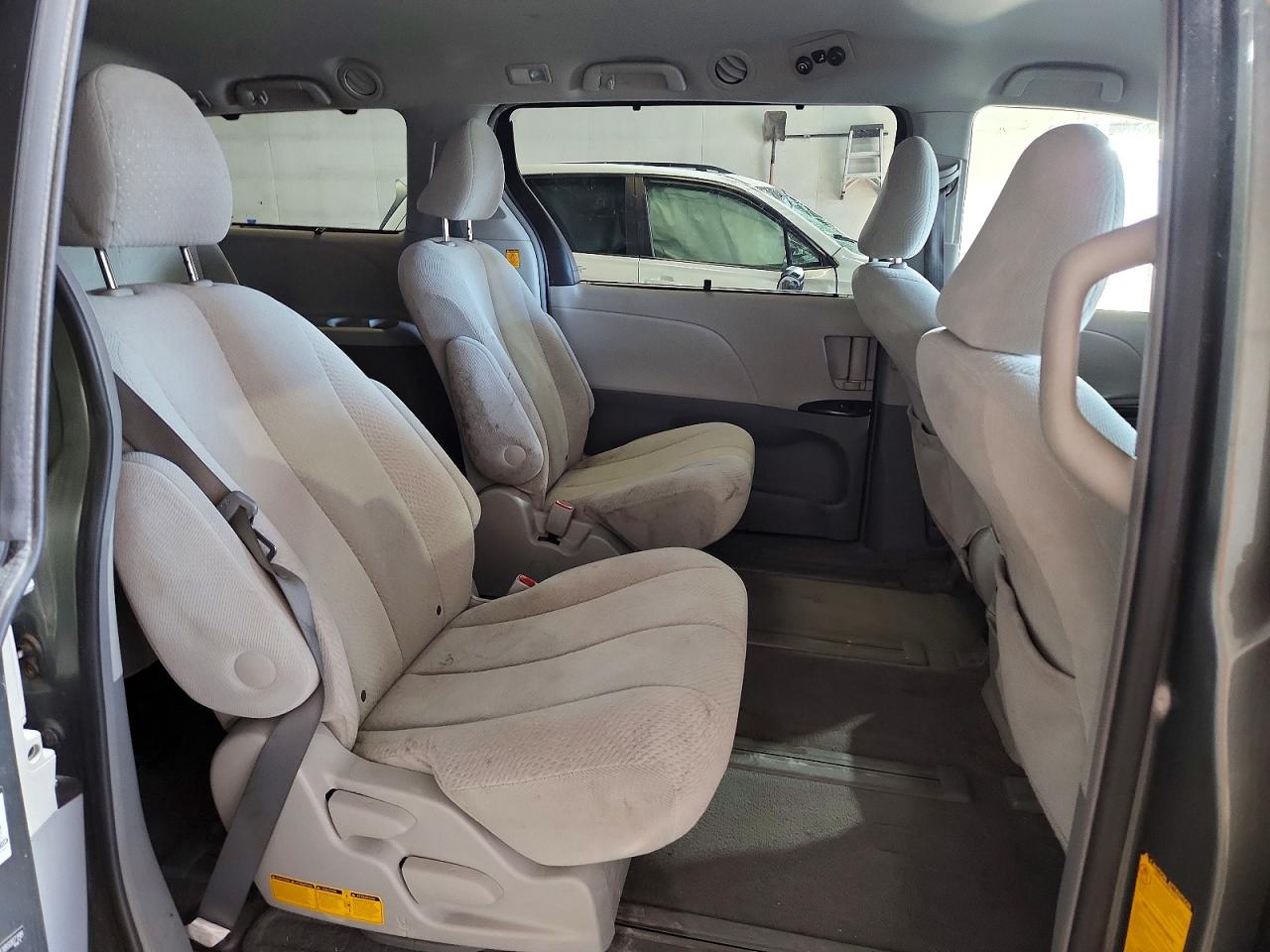 2011 Toyota Sienna Le Gray vin: 5TDJK3DCXBS007199
