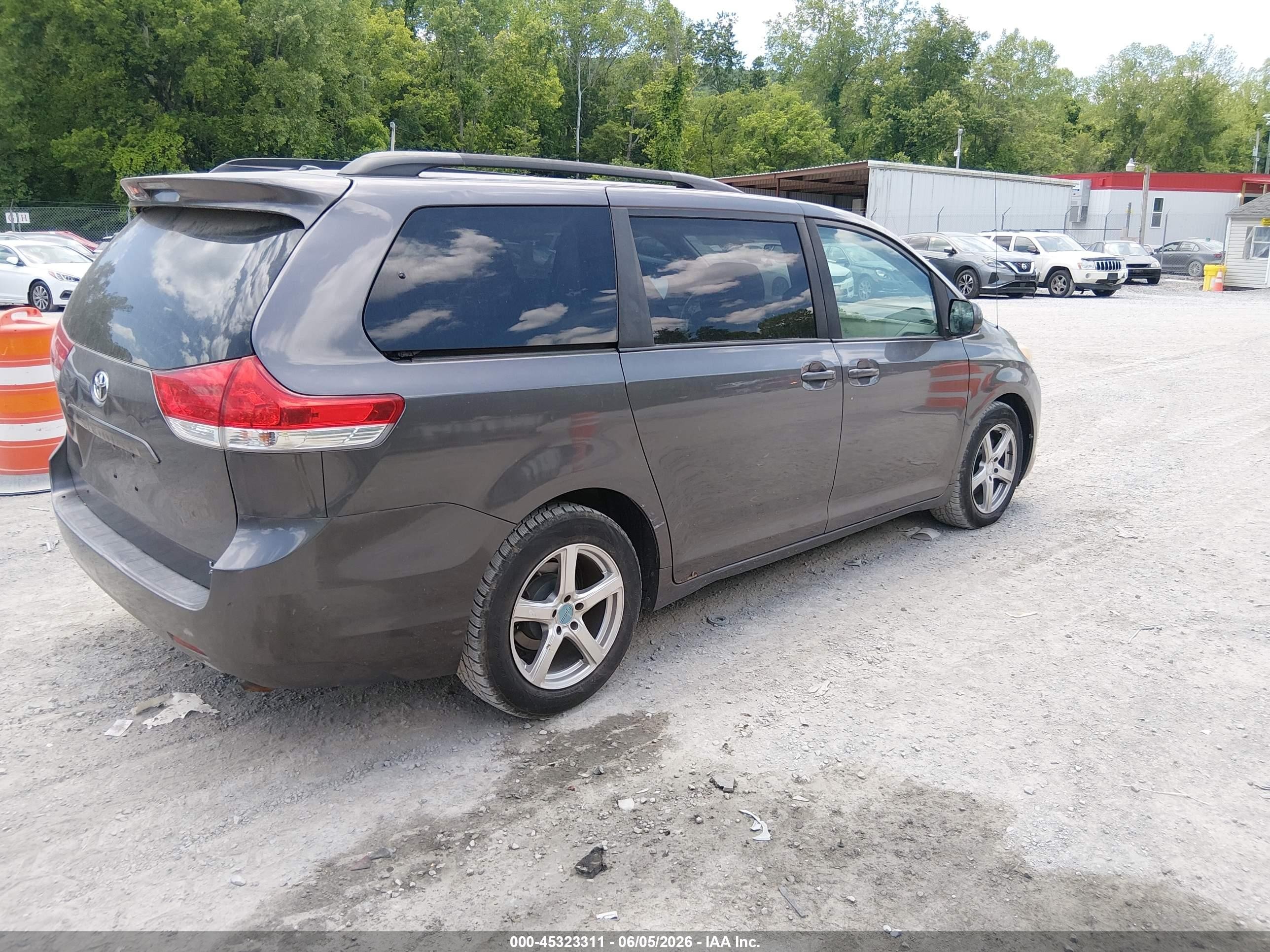 2011 Toyota Sienna Le Gray vin: 5TDJK3DCXBS015223