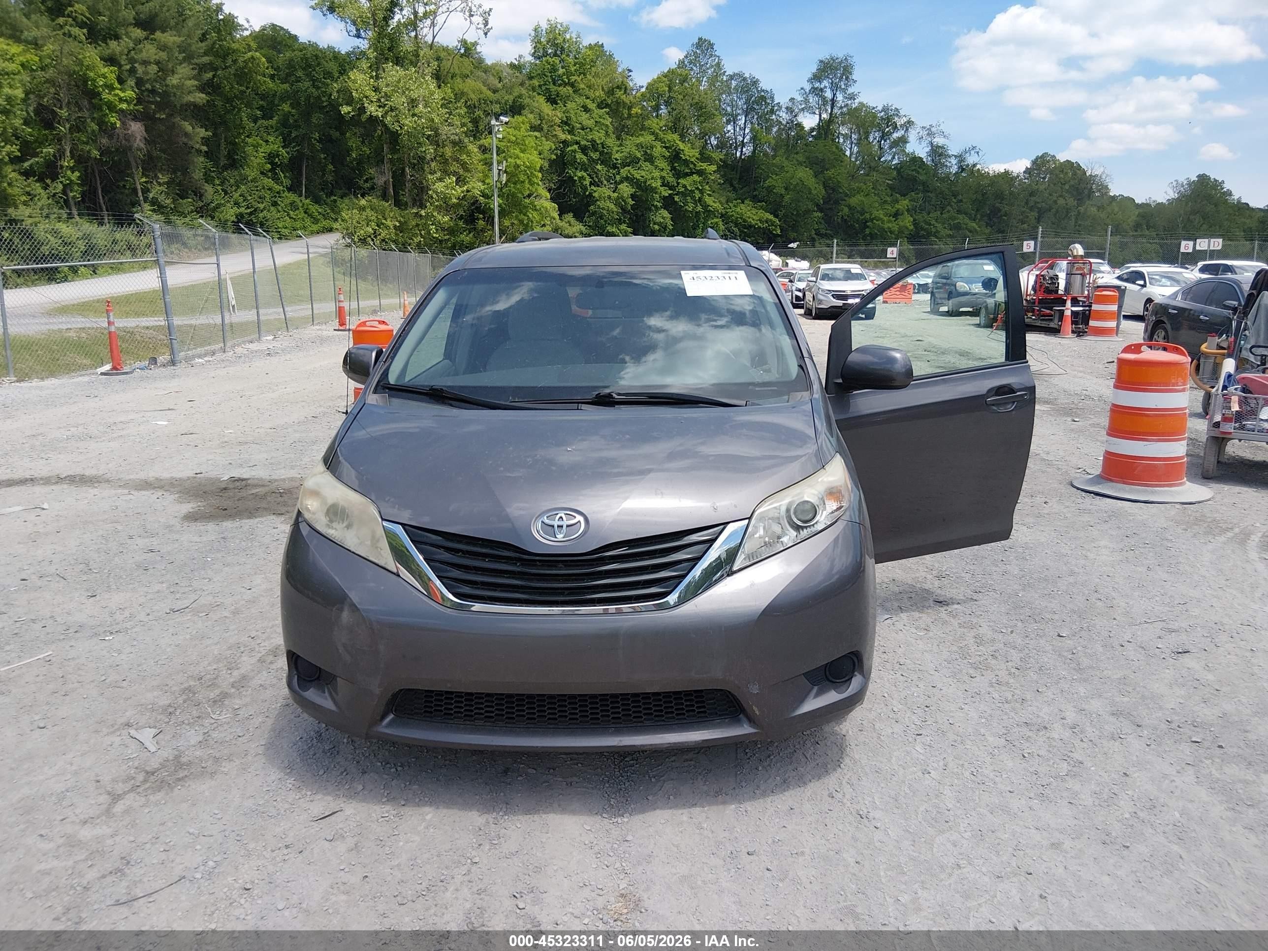 2011 Toyota Sienna Le Gray vin: 5TDJK3DCXBS015223