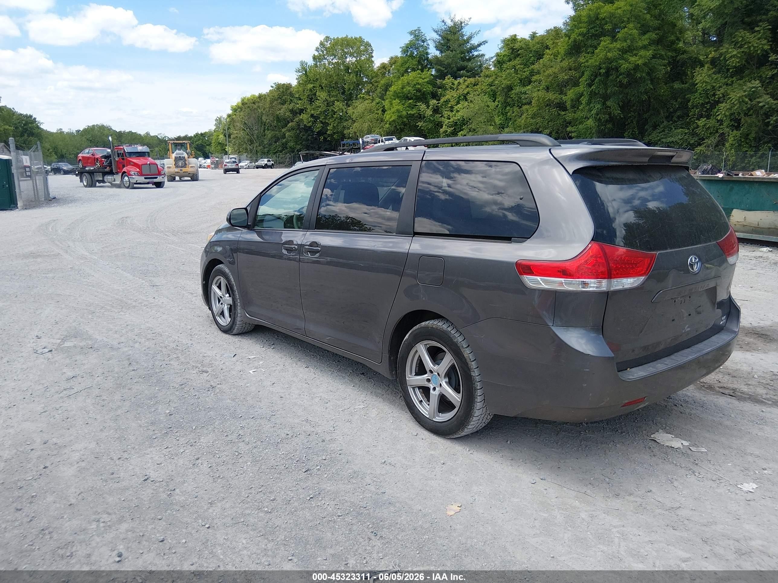 2011 Toyota Sienna Le Gray vin: 5TDJK3DCXBS015223