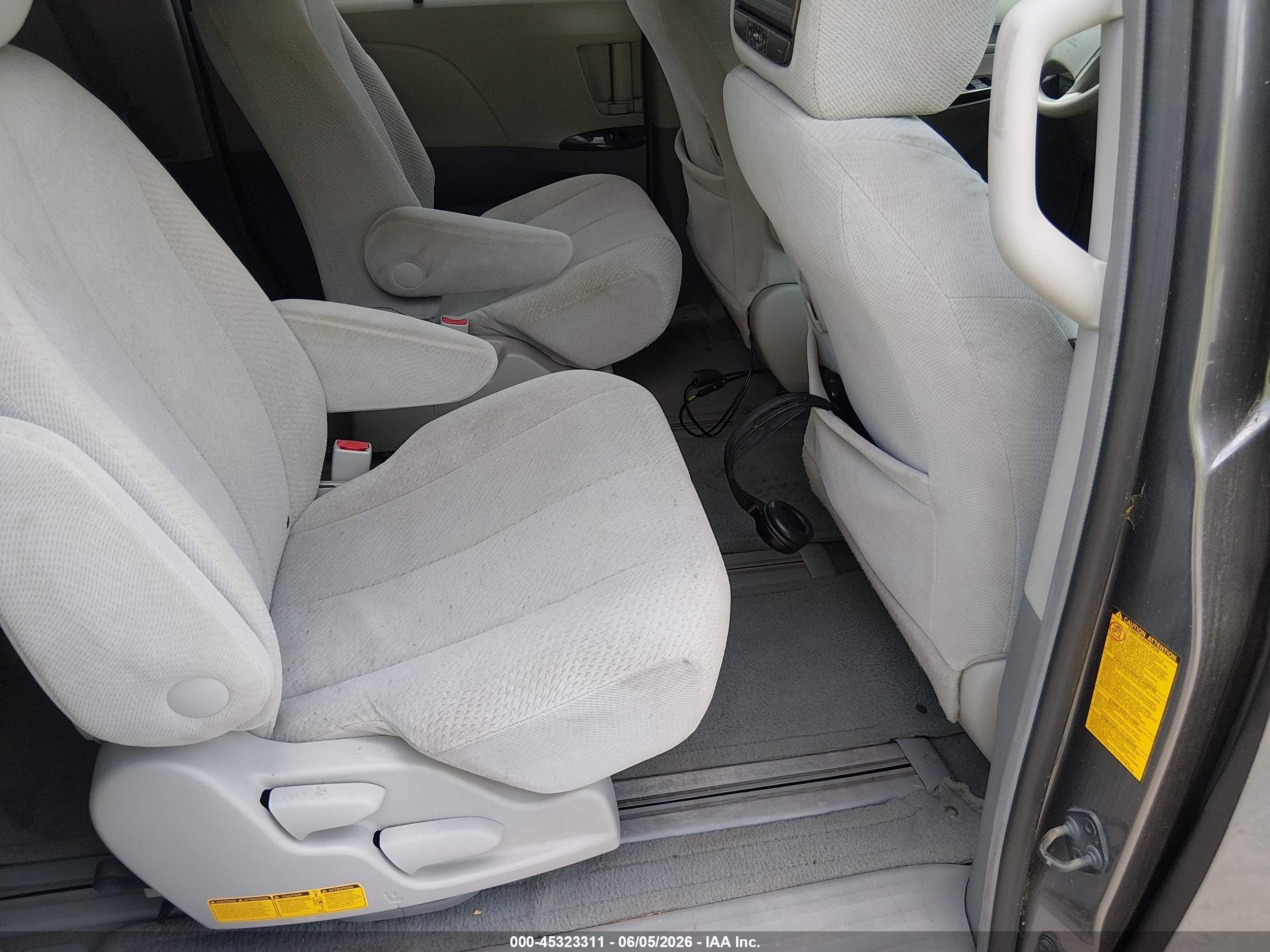 2011 Toyota Sienna Le Gray vin: 5TDJK3DCXBS015223