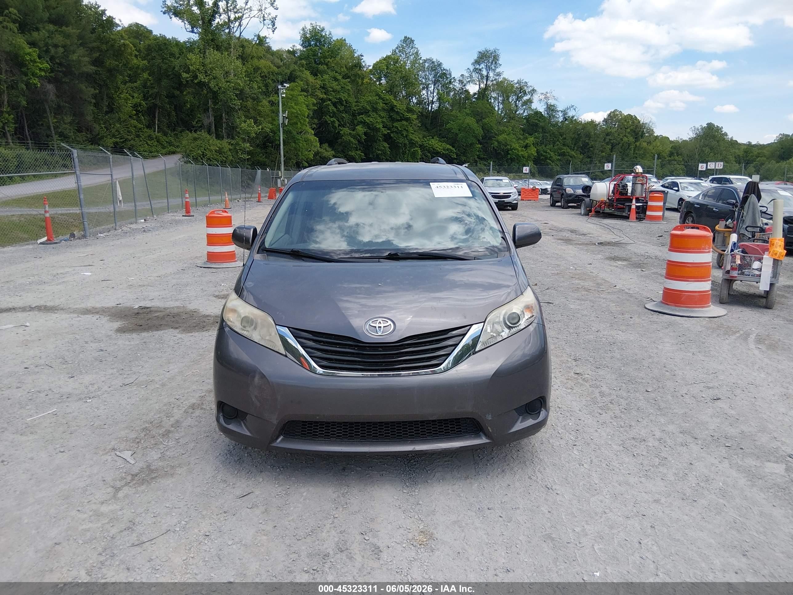 2011 Toyota Sienna Le Gray vin: 5TDJK3DCXBS015223