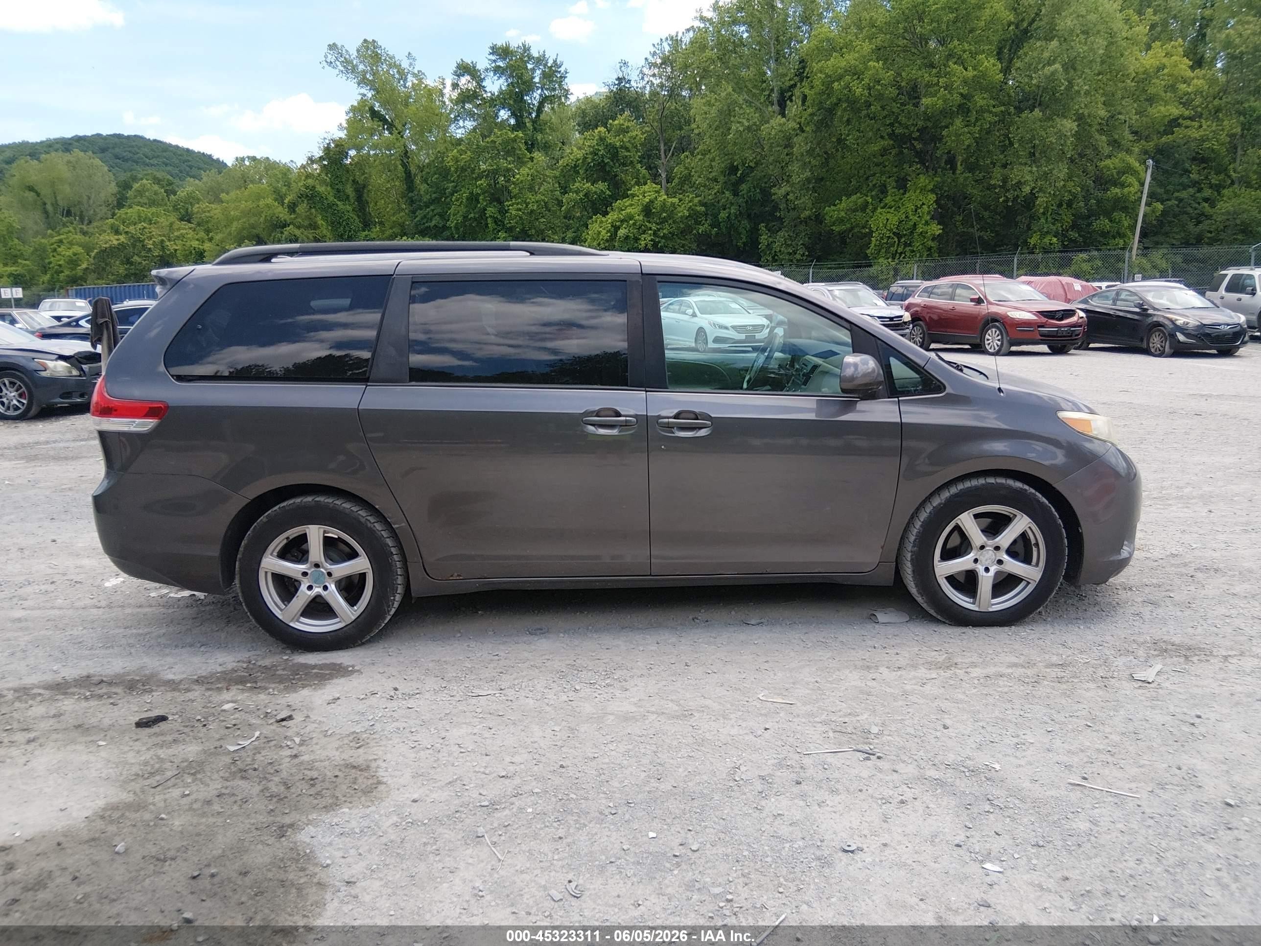 2011 Toyota Sienna Le Gray vin: 5TDJK3DCXBS015223