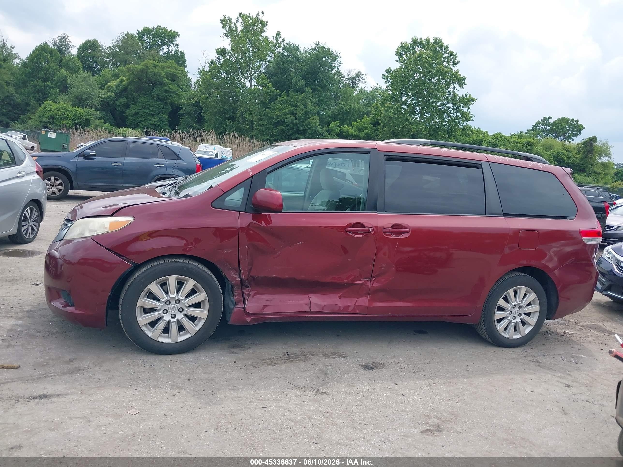 2012 Toyota Sienna Le 7 Passenger Maroon vin: 5TDJK3DCXCS041953