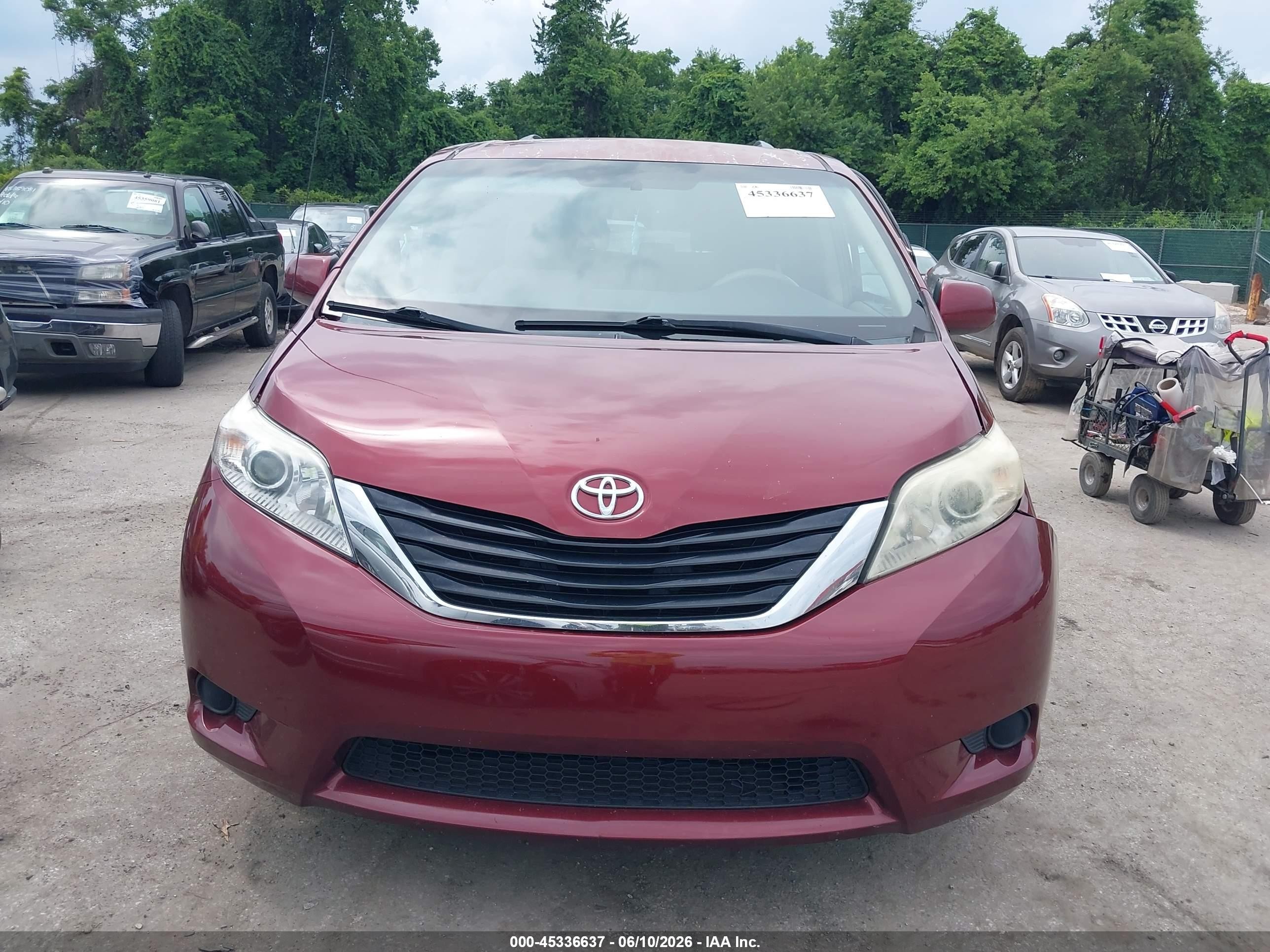 2012 Toyota Sienna Le 7 Passenger Maroon vin: 5TDJK3DCXCS041953