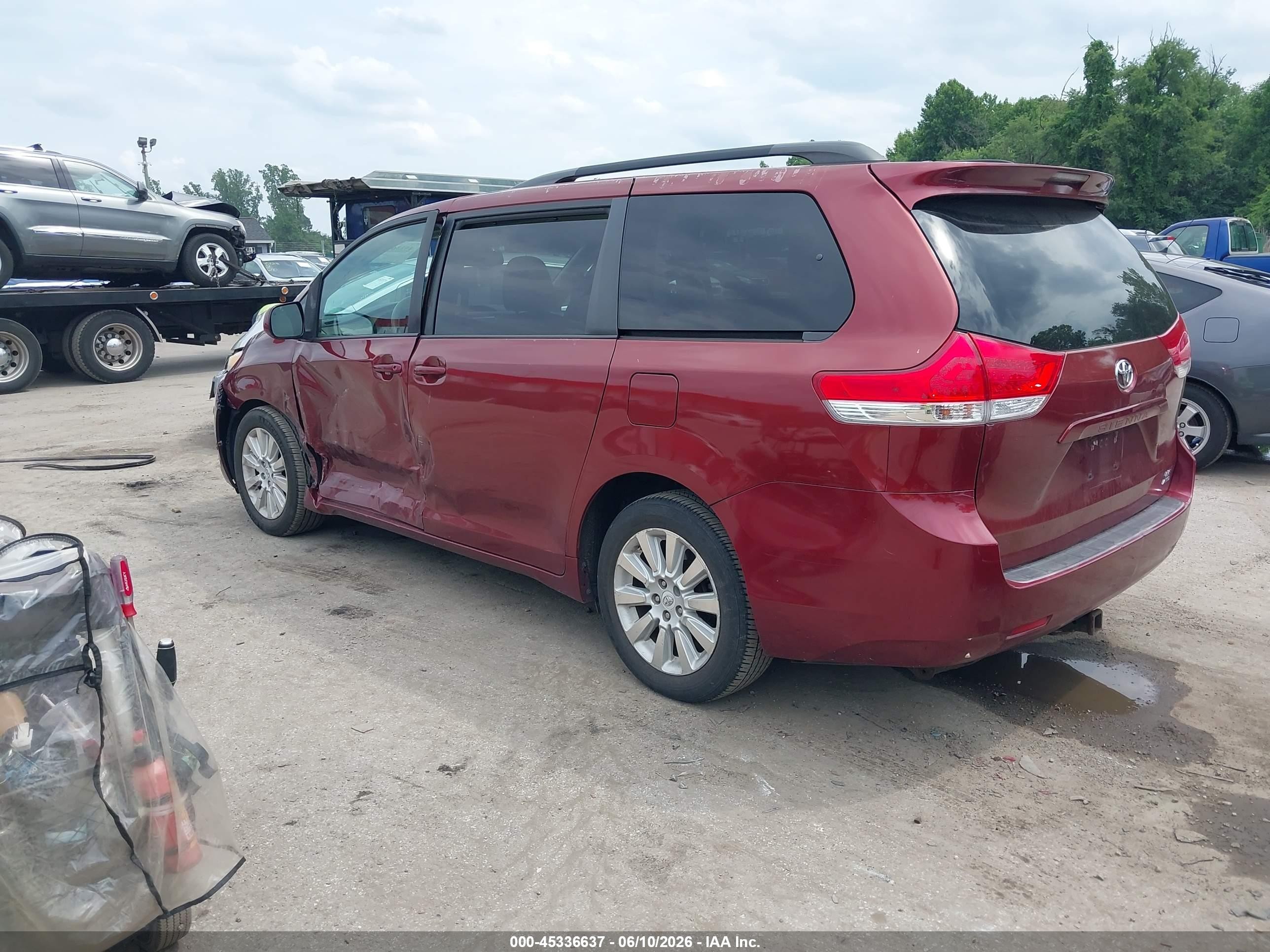 2012 Toyota Sienna Le 7 Passenger Maroon vin: 5TDJK3DCXCS041953