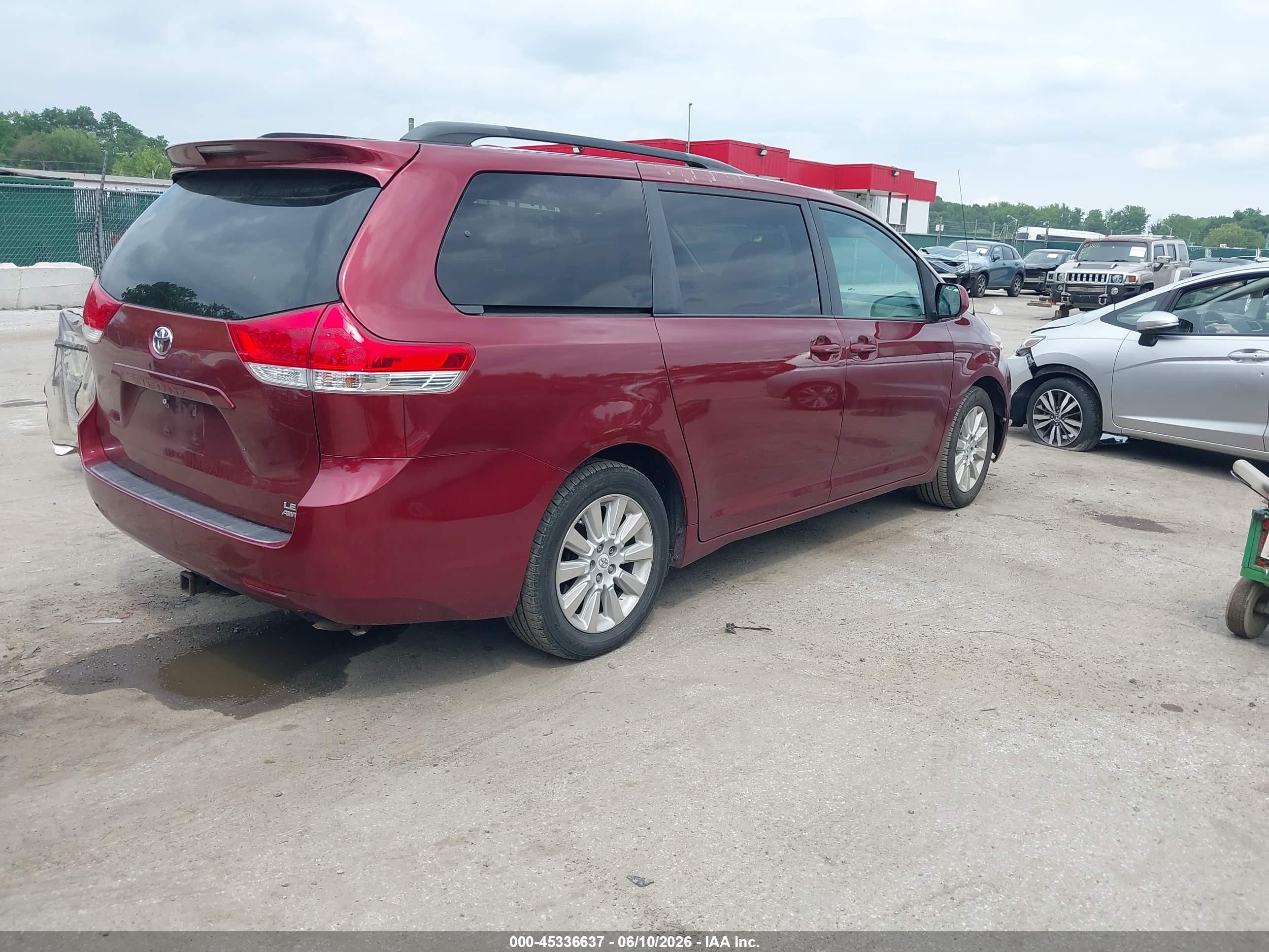 2012 Toyota Sienna Le 7 Passenger Maroon vin: 5TDJK3DCXCS041953