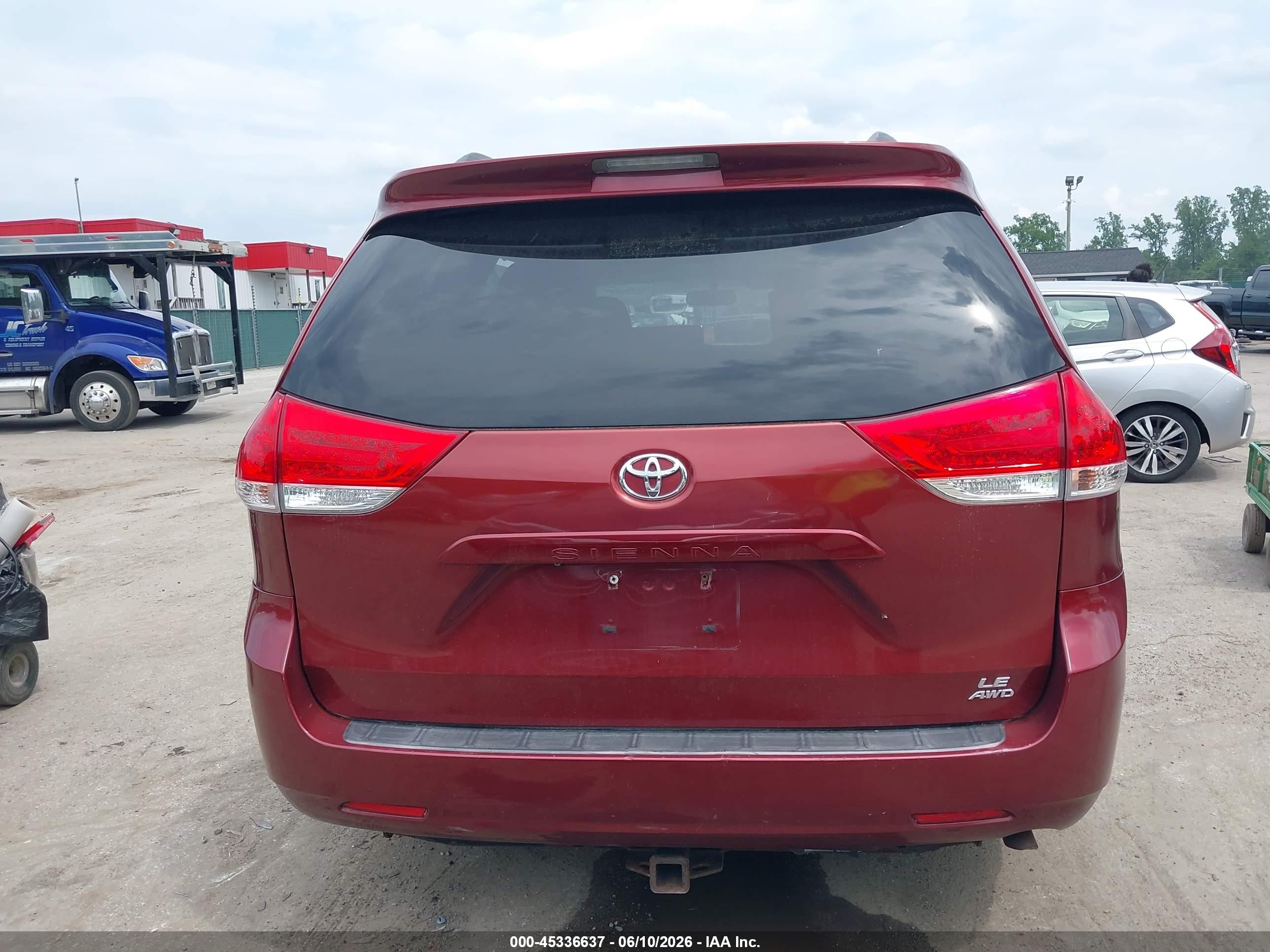 2012 Toyota Sienna Le 7 Passenger Maroon vin: 5TDJK3DCXCS041953