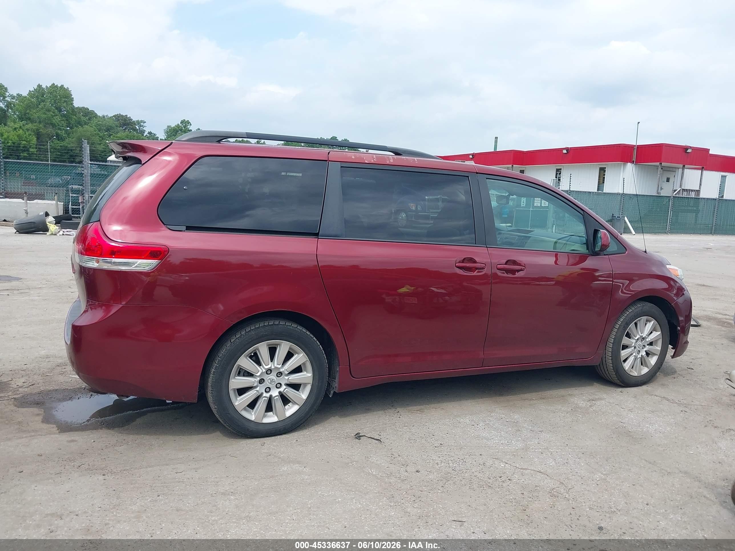 2012 Toyota Sienna Le 7 Passenger Maroon vin: 5TDJK3DCXCS041953